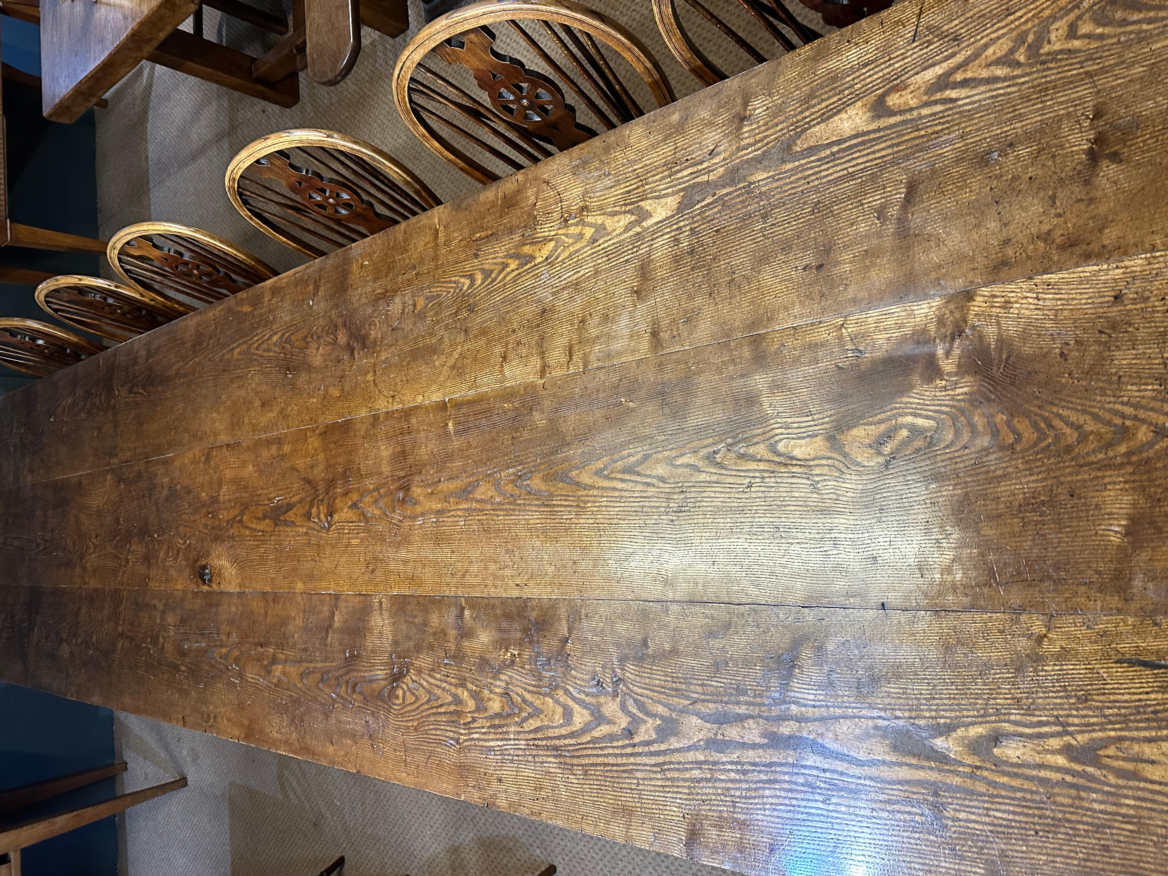 Grande table de ferme en chêne et frêne du 18e siècle et plus tard. Cette magnifique table de ferme du XVIIIe siècle et des siècles suivants présente une couleur et une patine remarquables sur son plateau à trois larges planches. Soutenue par une