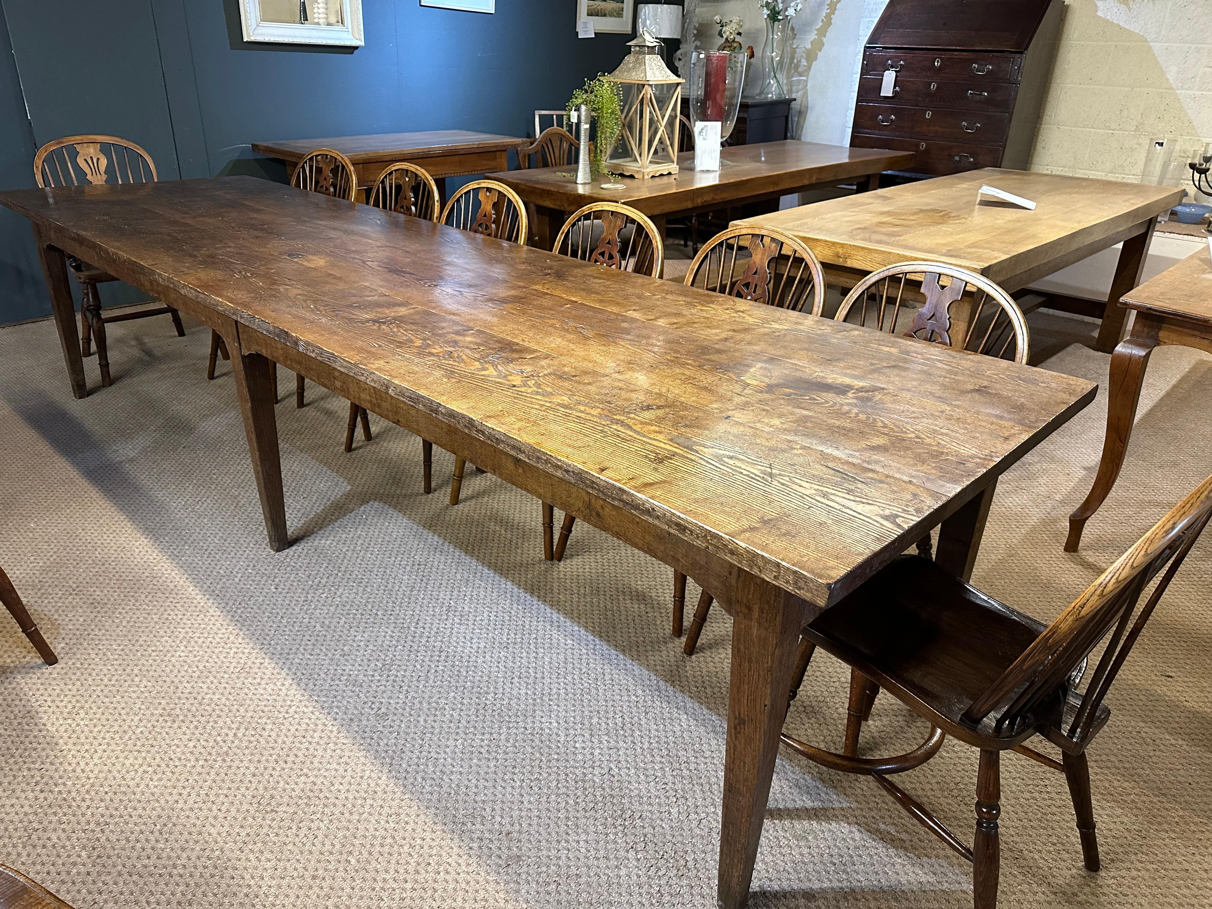Français Grande table de ferme en Oak Oak/Ash du 18e siècle en vente