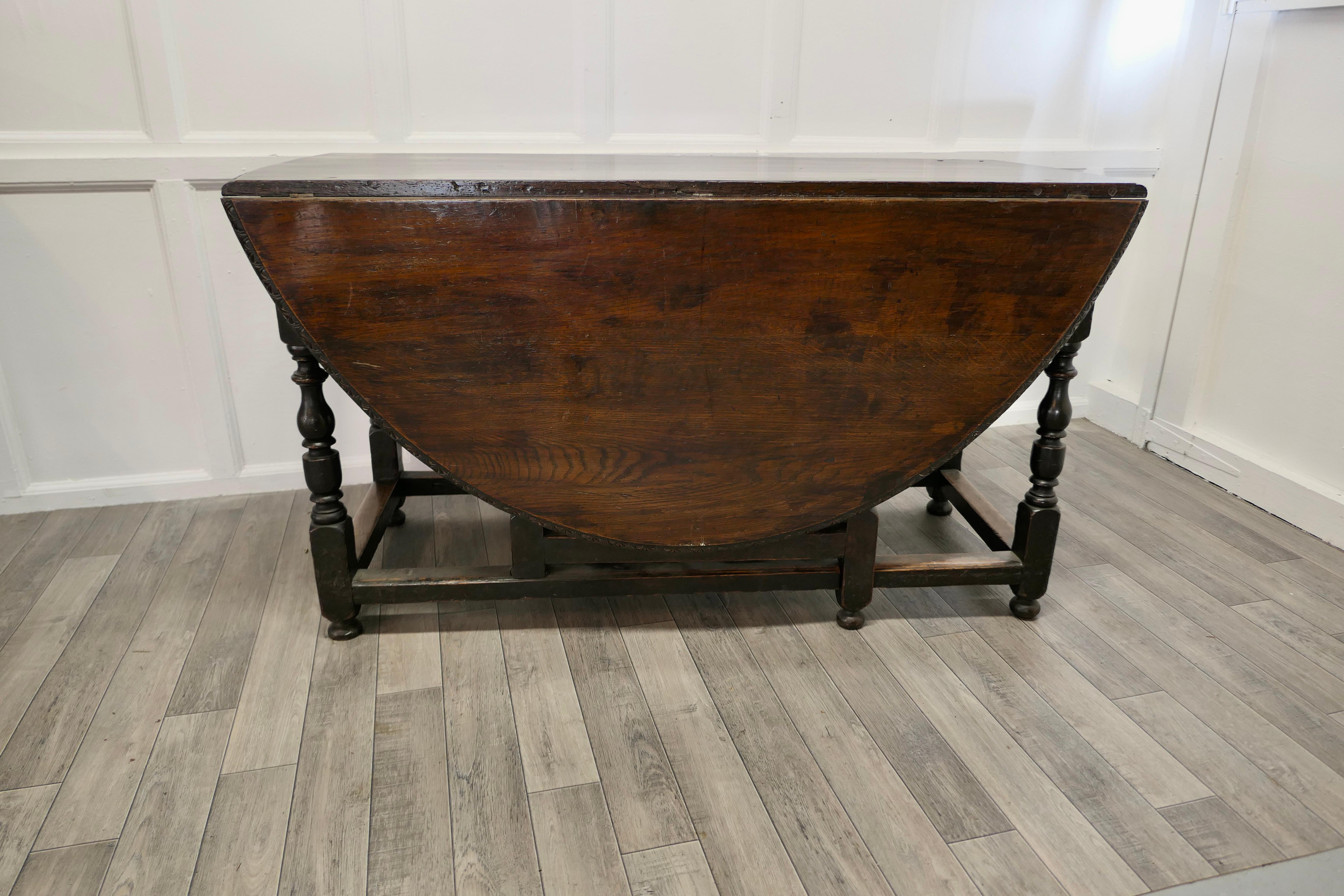 Large 18th Century Oak Gate Leg Dining Table    For Sale 5