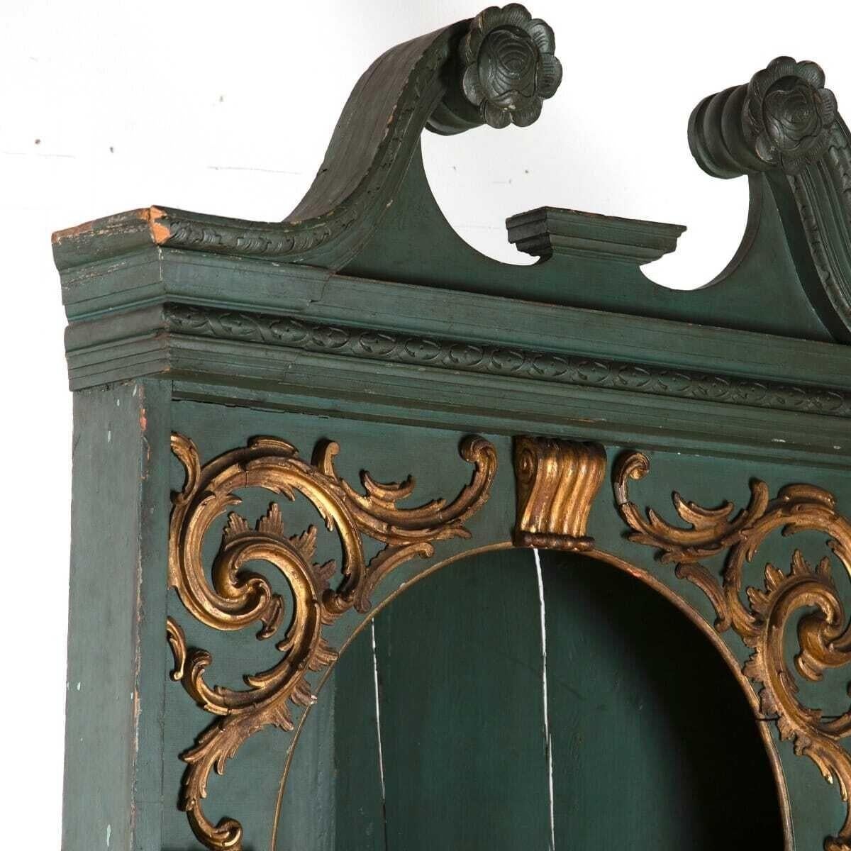 Großer bemalter und vergoldeter Eckschrank aus dem 18. Jahrhundert. Dieser Eckschrank weist einige sehr schöne Merkmale auf, darunter korinthische Säulen und einen Schwanenhalsgiebel. Das gesamte vergoldete Holz ist geschnitzt. Ein wunderbares und