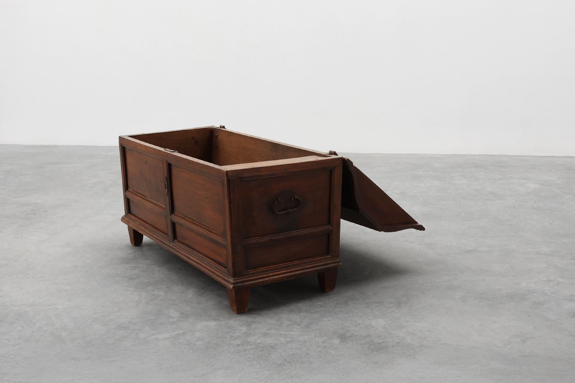 Stile provenzale Grande cassapanca provinciale in quercia del XVIII secolo, Francia in vendita