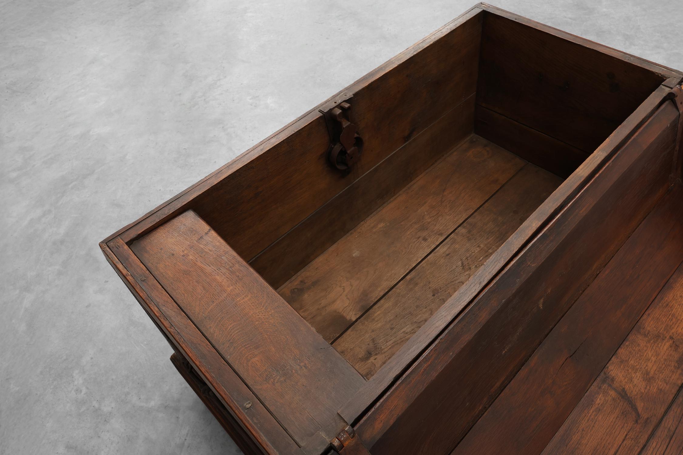 Grande cassapanca provinciale in quercia del XVIII secolo, Francia In condizioni buone in vendita a Meulebeke, BE