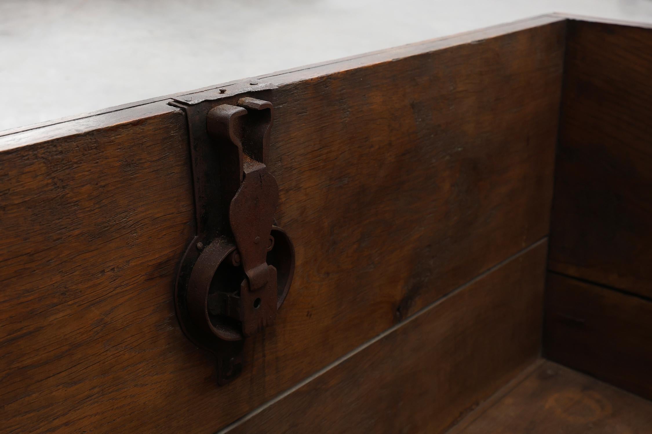 Fino al XVIII secolo Grande cassapanca provinciale in quercia del XVIII secolo, Francia in vendita