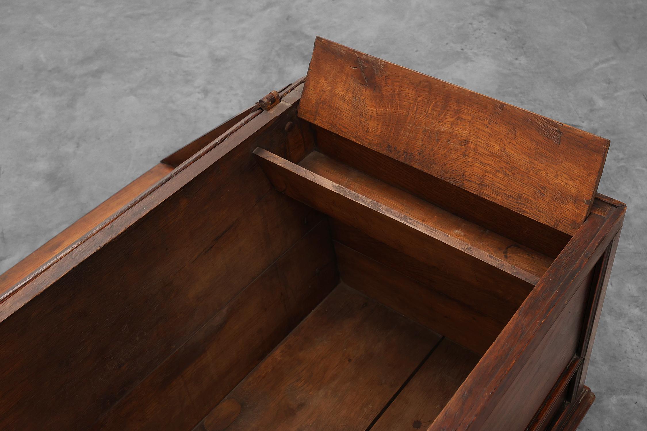 Ferro battuto Grande cassapanca provinciale in quercia del XVIII secolo, Francia in vendita