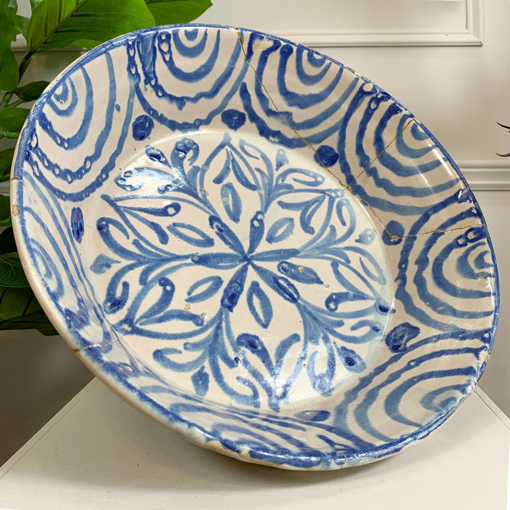 Large 18th C Blue and White Spanish Lebrillo Bowl In Fair Condition For Sale In Hastings, GB