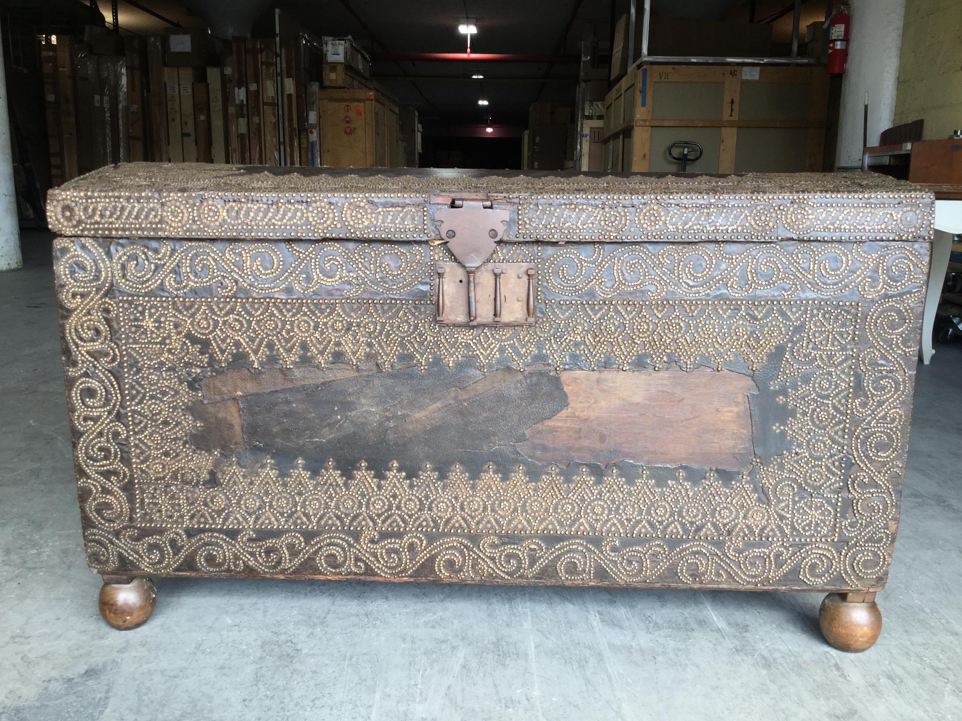 Large 18th Century Spanish Wooden, Leather & Brass Trunk 6