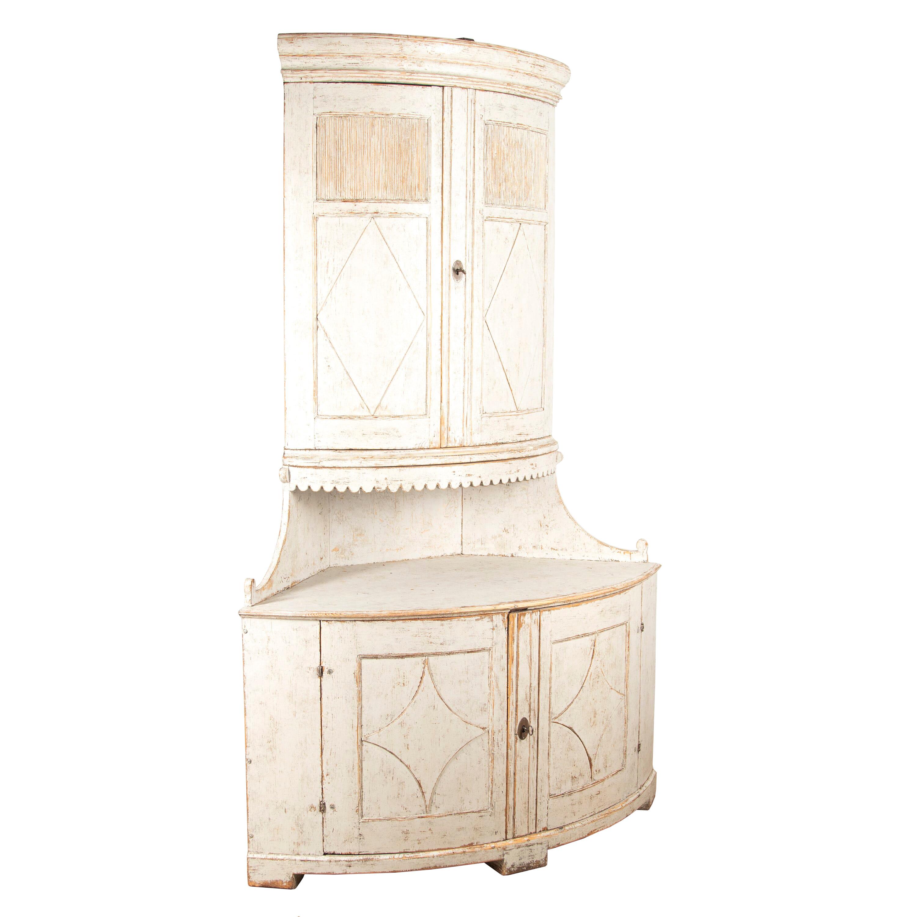 Exceptionnel meuble d'angle du XVIIIe siècle. 
La partie supérieure présente un fronton simplement sculpté qui soutient deux décorations en forme de diamant merveilleusement sculptées sur les portes. 
Dans la partie supérieure, on trouve deux