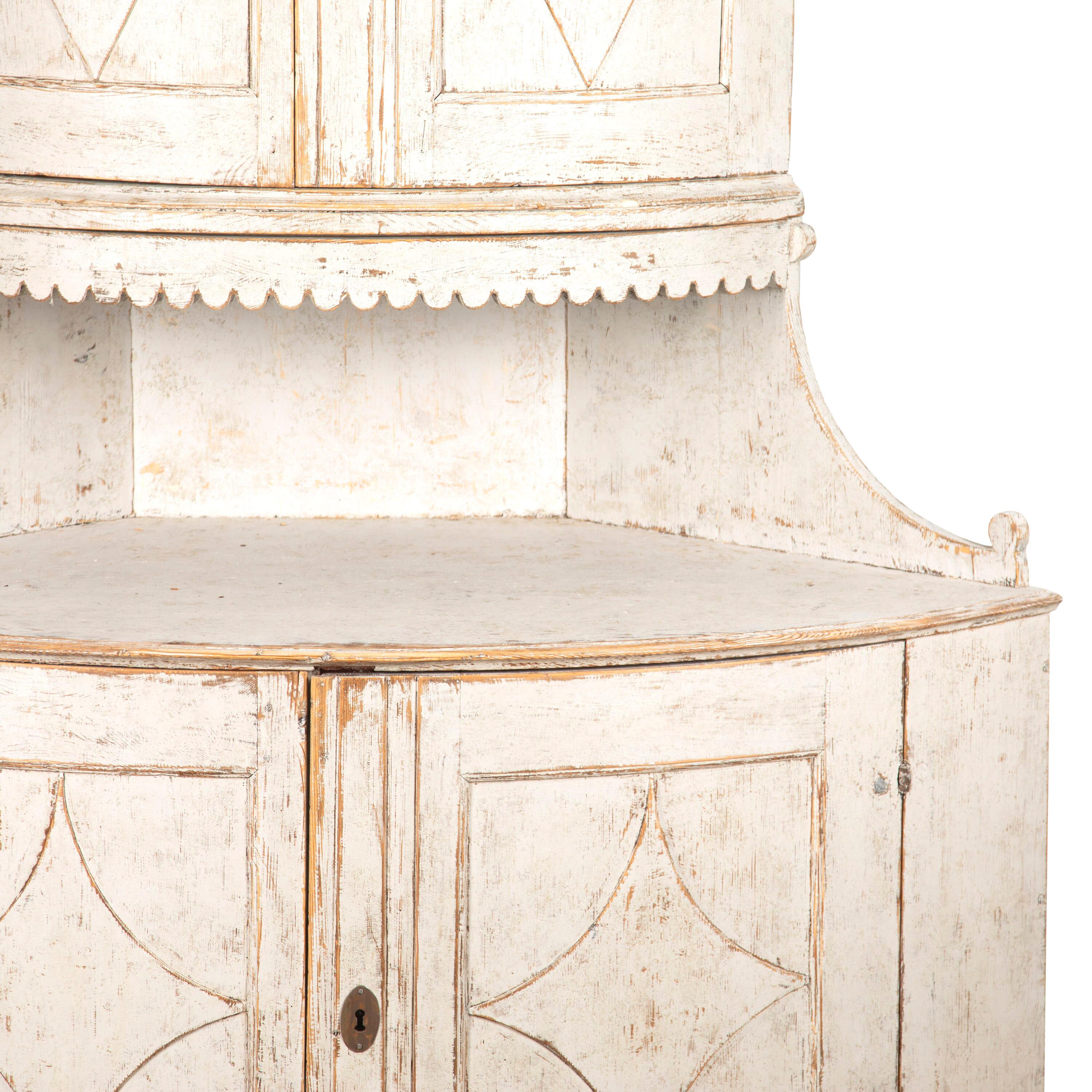 XVIIIe siècle et antérieur Grand meuble d'angle suédois du 18ème siècle en vente