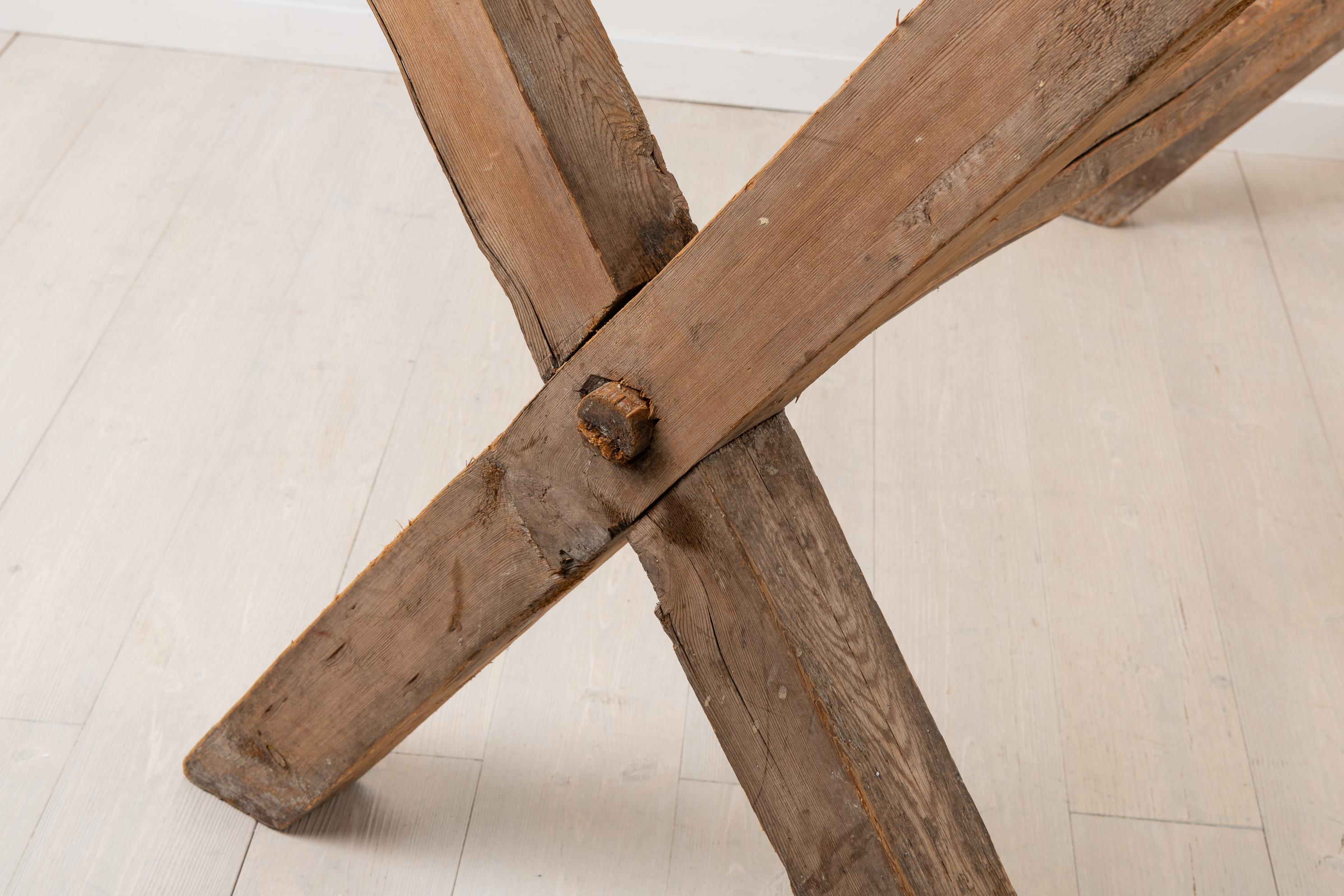 Grande table suédoise rustique et primitive en pin du 18ème siècle en vente 7
