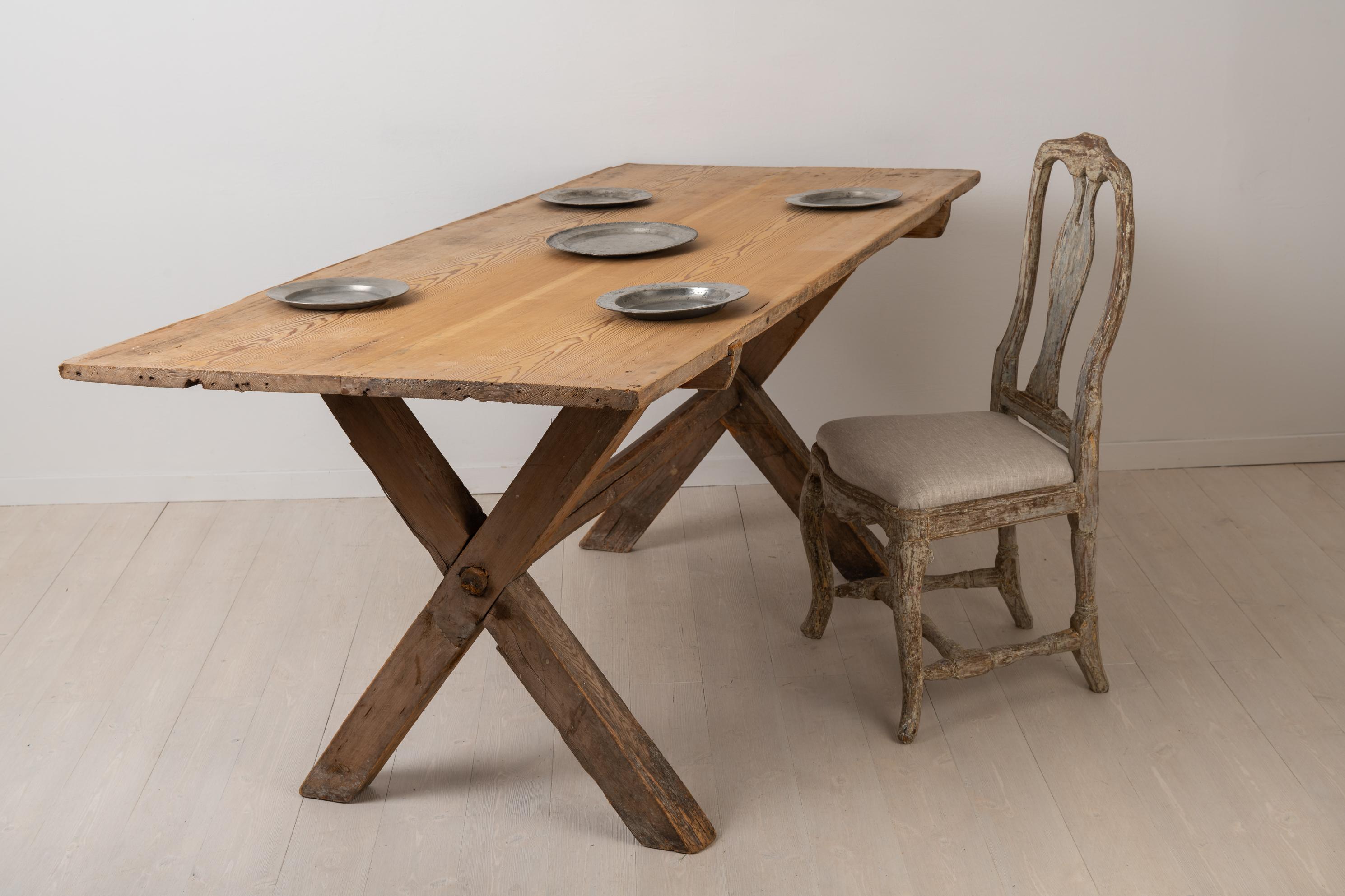 Industriel Grande table suédoise rustique et primitive en pin du 18ème siècle en vente