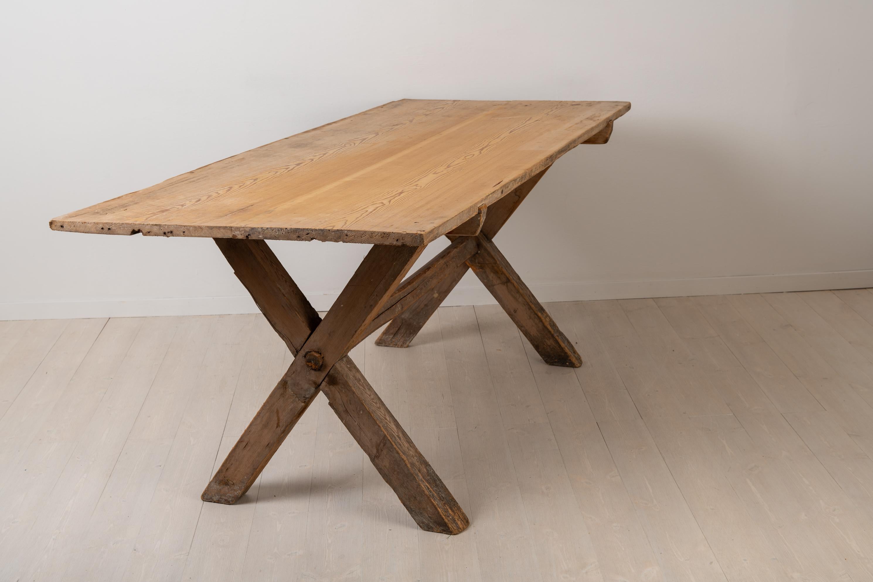 Fait main Grande table suédoise rustique et primitive en pin du 18ème siècle en vente