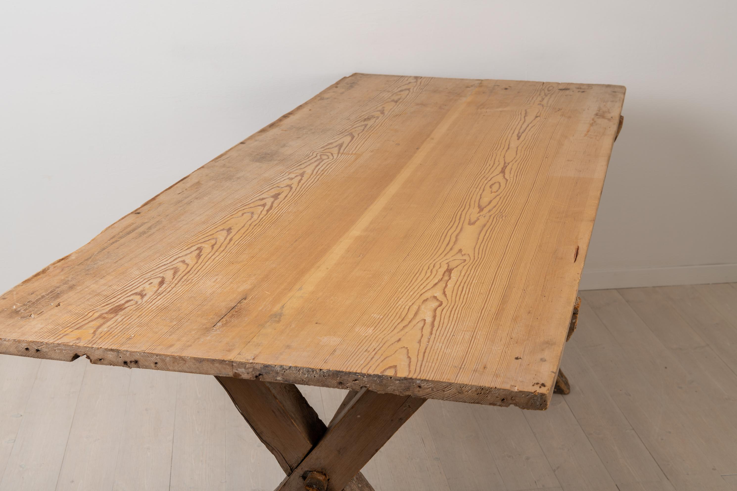 Grande table suédoise rustique et primitive en pin du 18ème siècle Bon état - En vente à Kramfors, SE