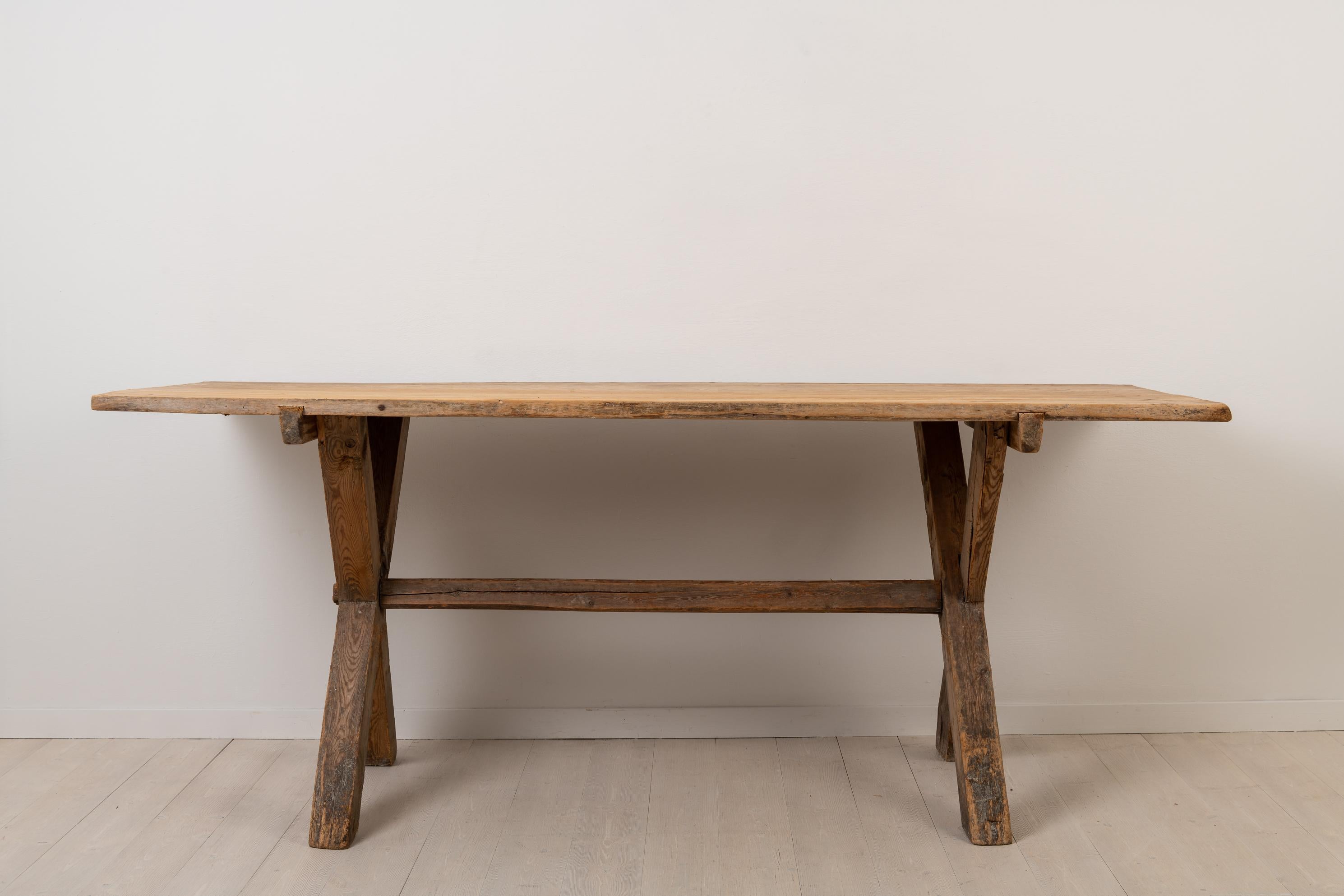 Pin Grande table suédoise rustique et primitive en pin du 18ème siècle en vente
