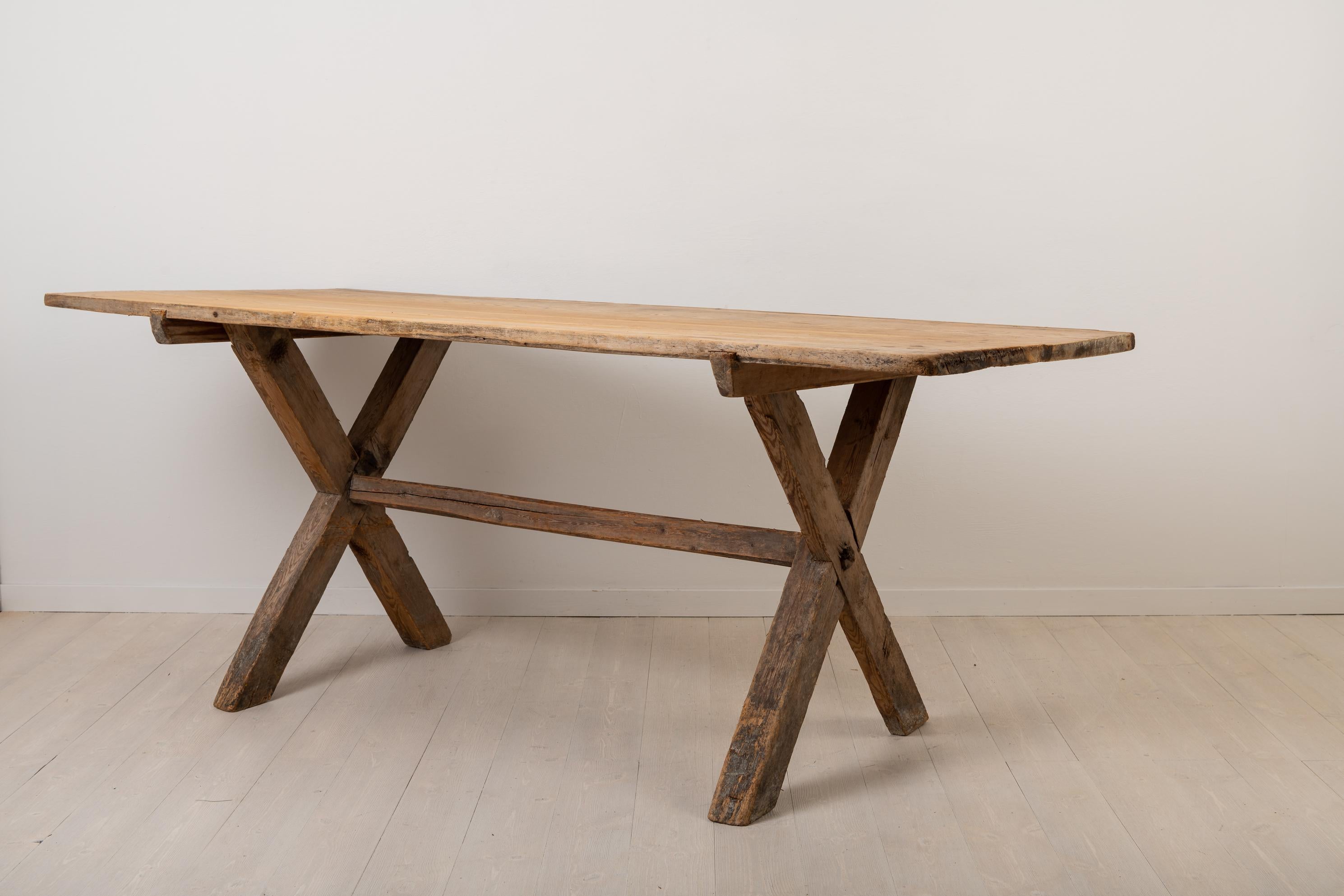 Grande table suédoise rustique et primitive en pin du 18ème siècle en vente 1
