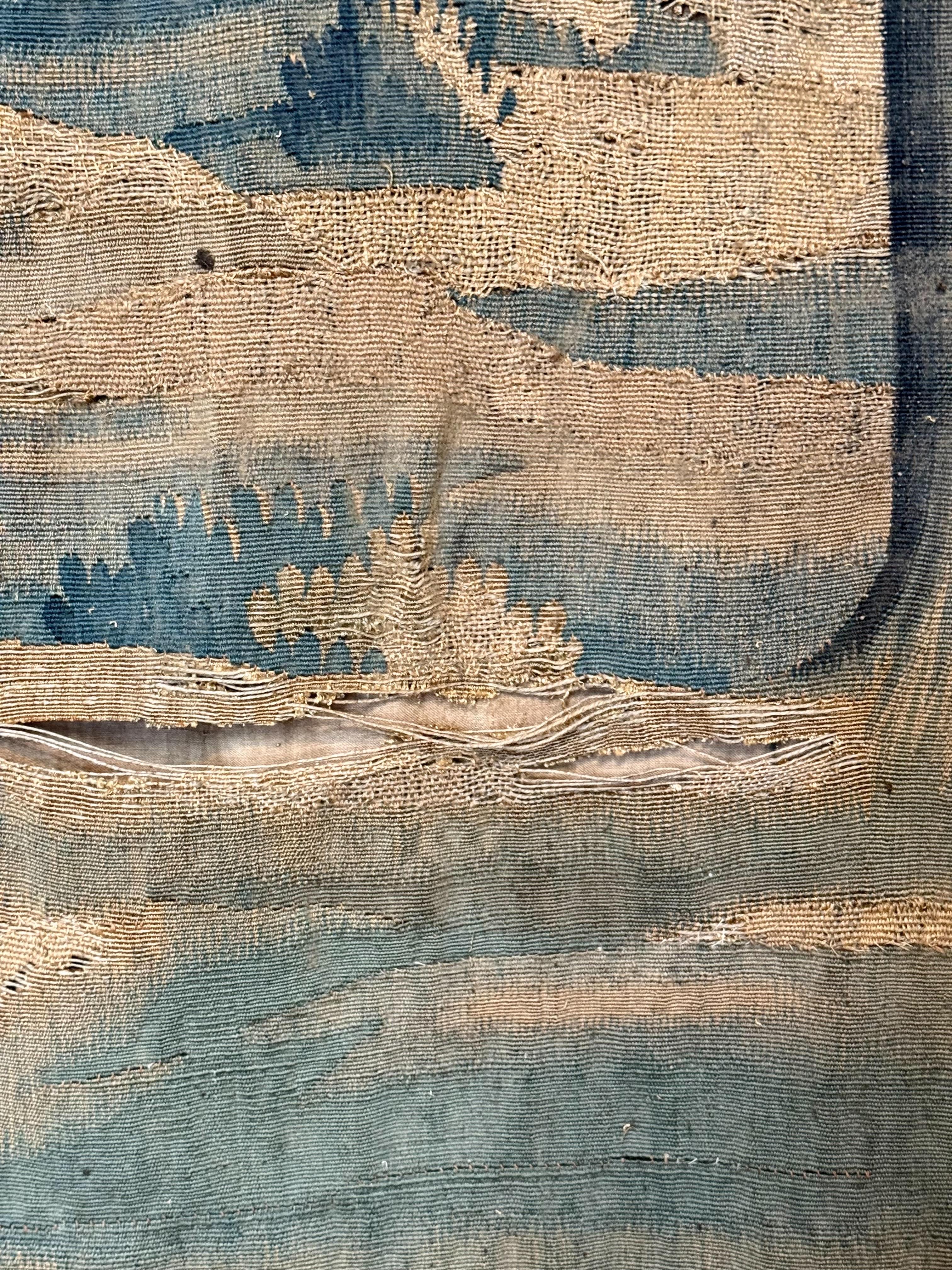 Grande tapisserie en verdure du XVIIIe siècle avec scène pastorale et attaque de loup en vente 2