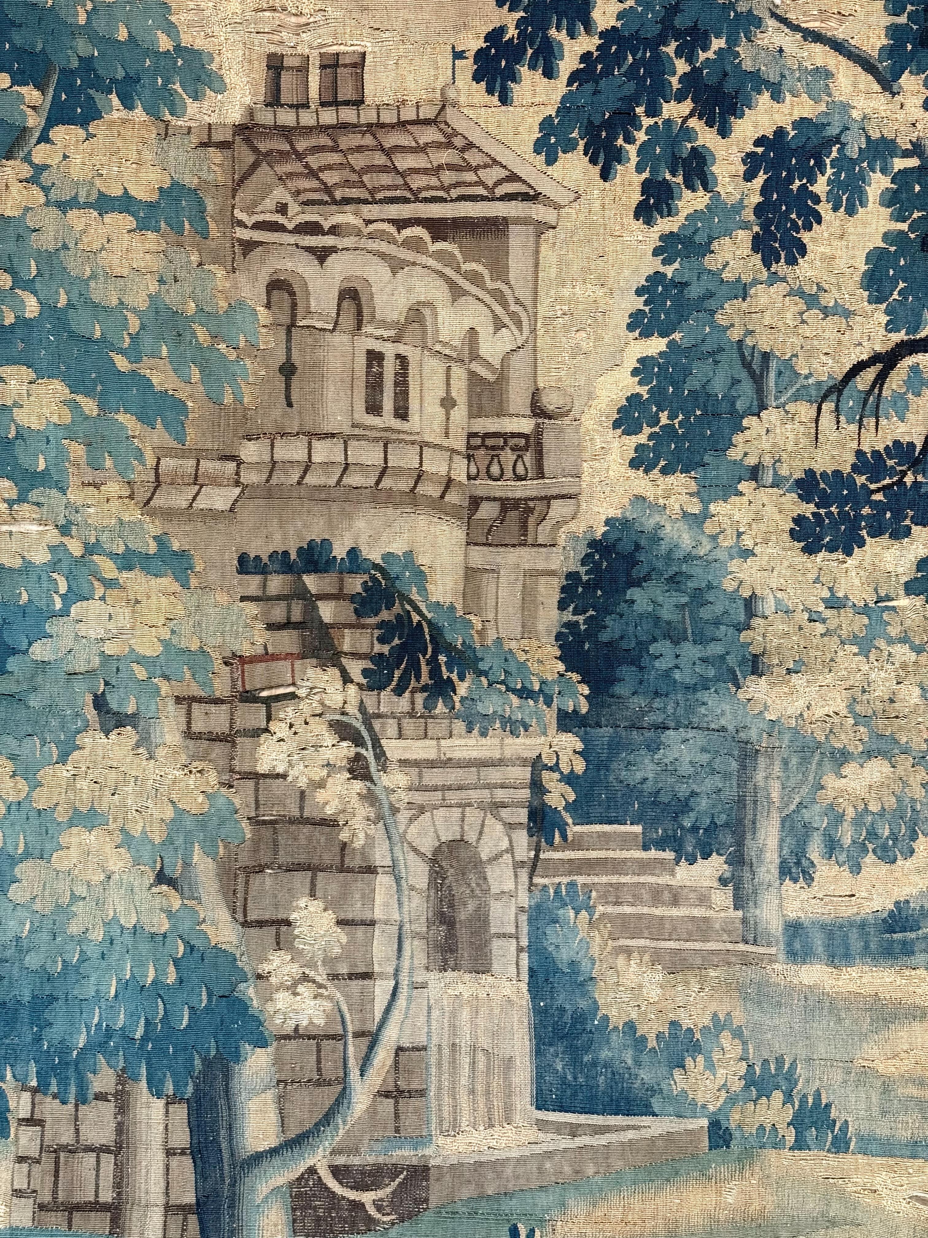 Grande tapisserie en verdure du XVIIIe siècle avec scène pastorale et attaque de loup en vente 3