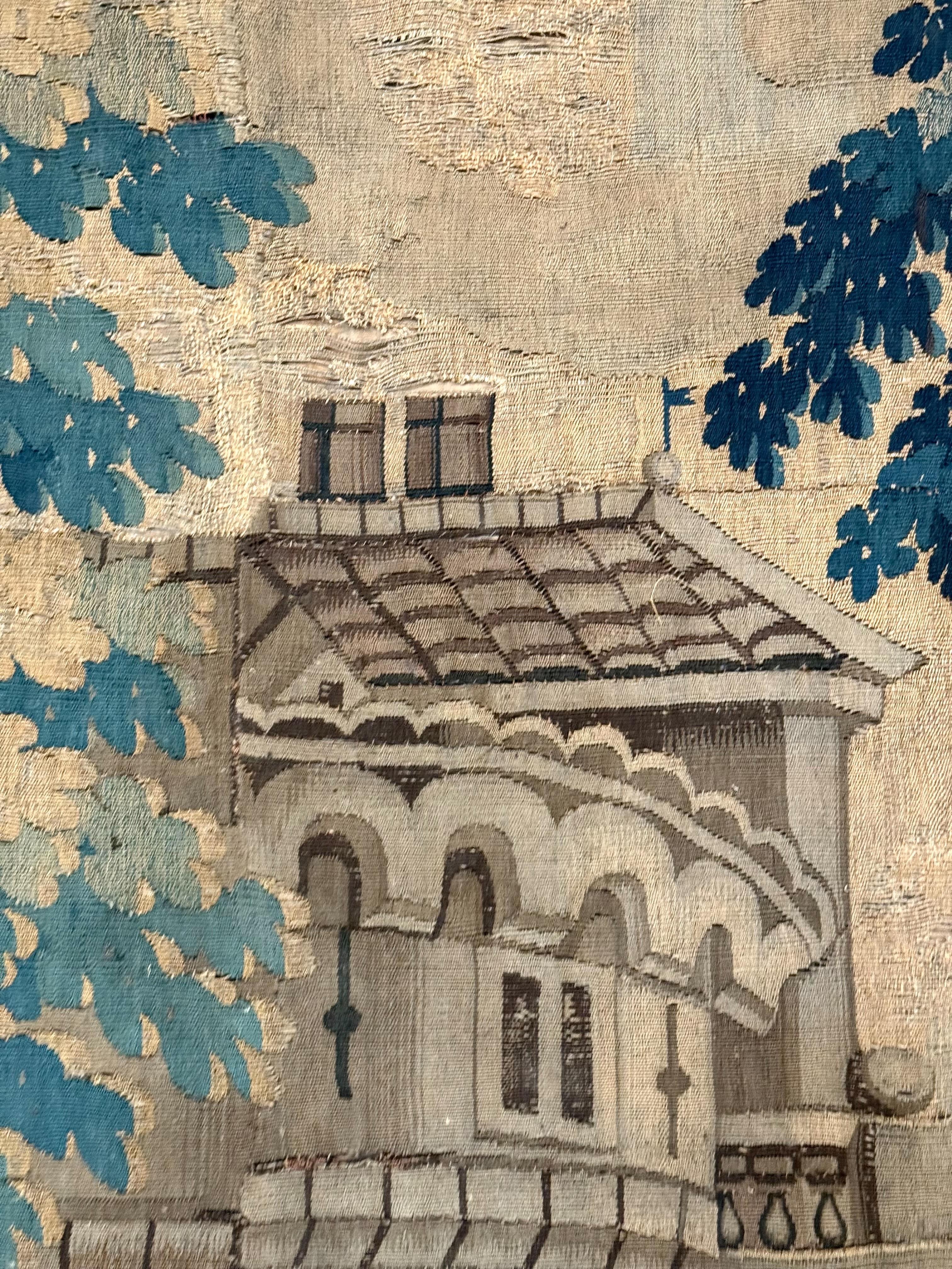 Grande tapisserie en verdure du XVIIIe siècle avec scène pastorale et attaque de loup en vente 5