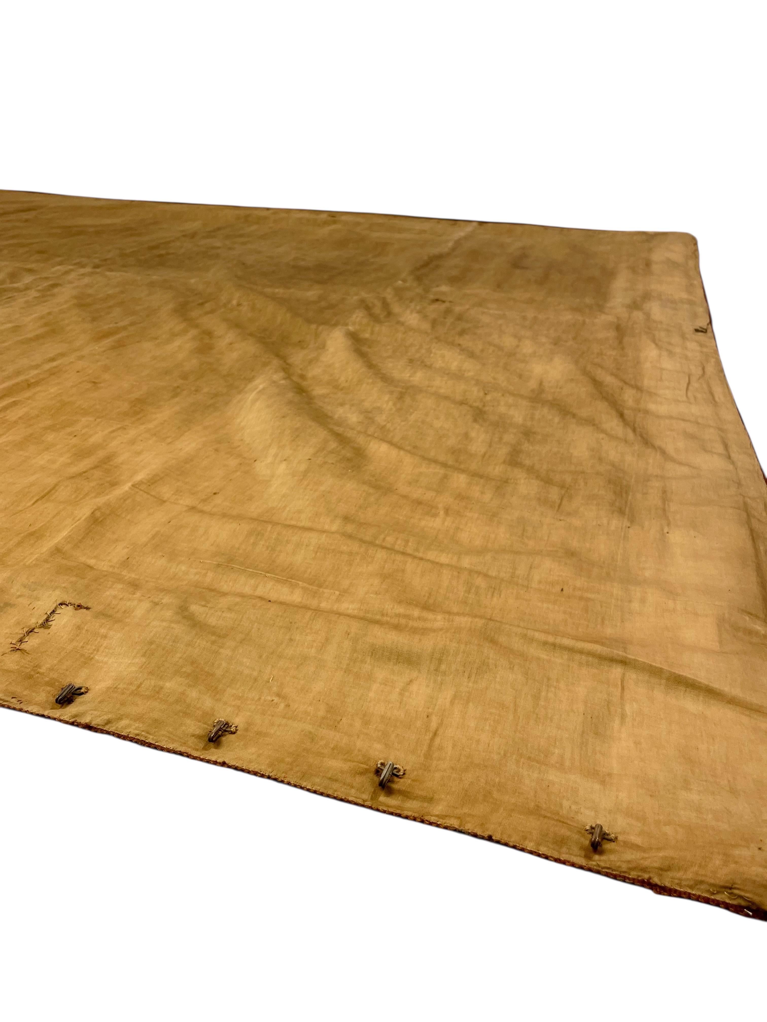 Grande tapisserie en verdure du XVIIIe siècle avec scène pastorale et attaque de loup en vente 11