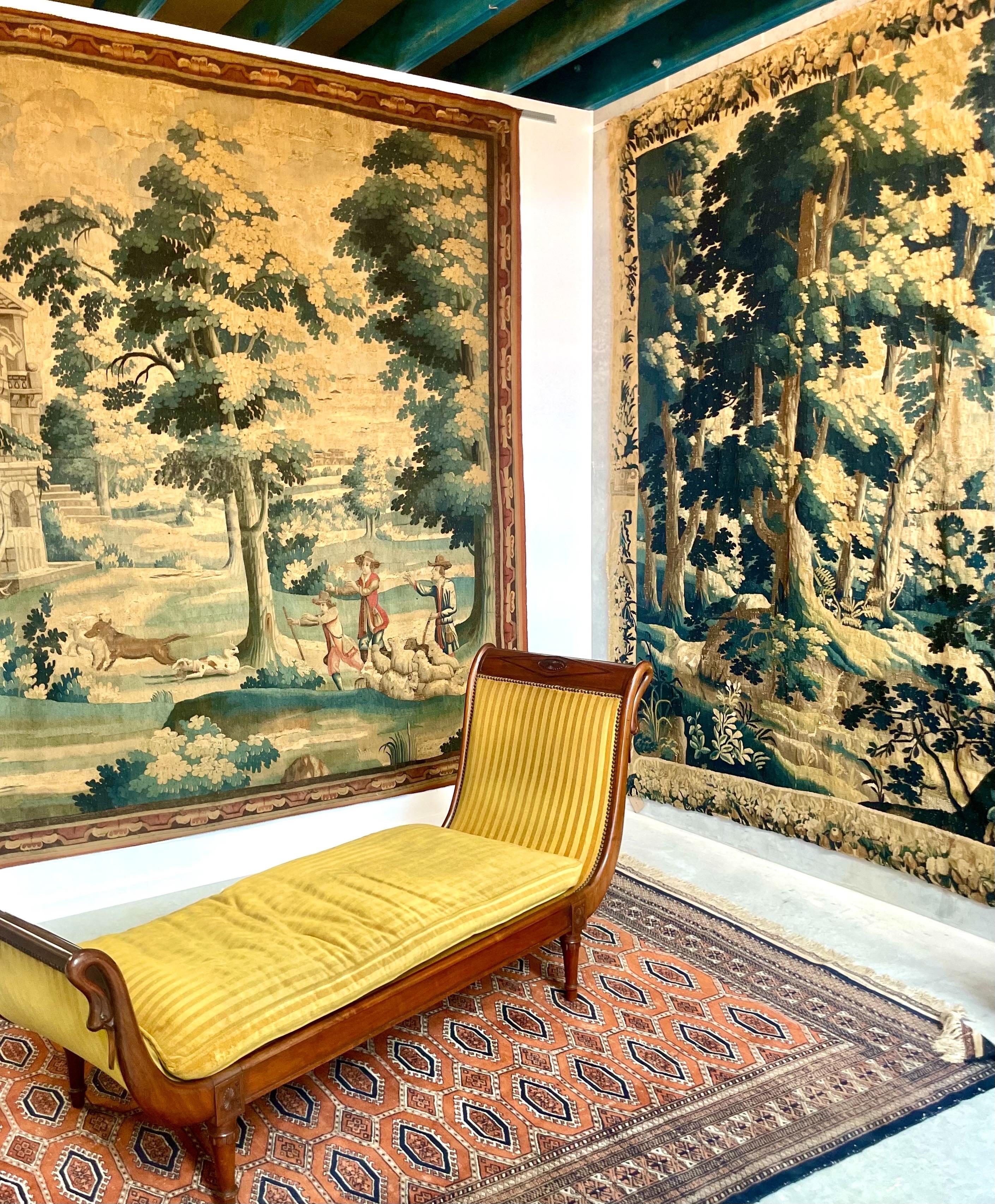 Louis XV Grande tapisserie en verdure du XVIIIe siècle avec scène pastorale et attaque de loup en vente