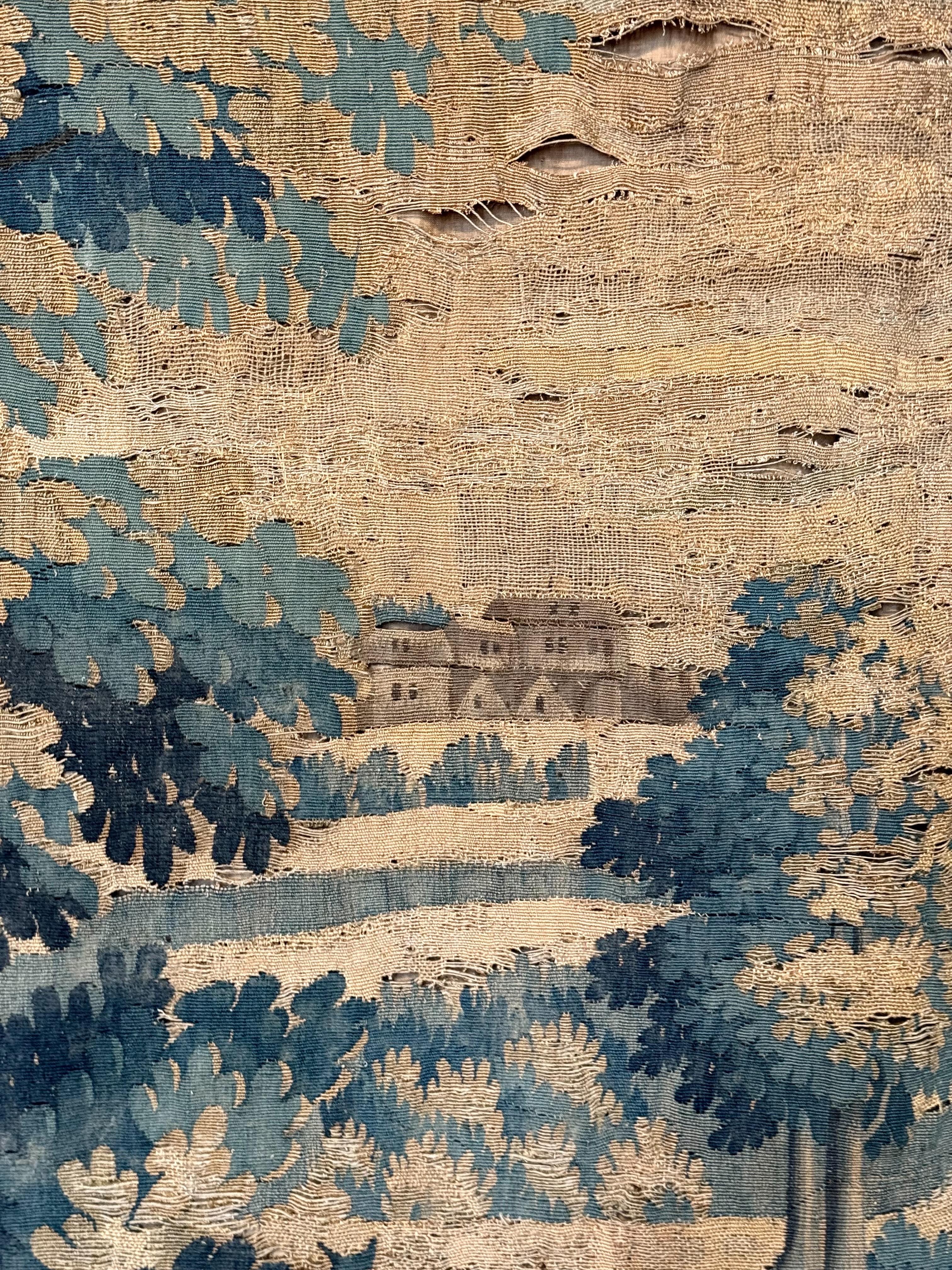 Français Grande tapisserie en verdure du XVIIIe siècle avec scène pastorale et attaque de loup en vente