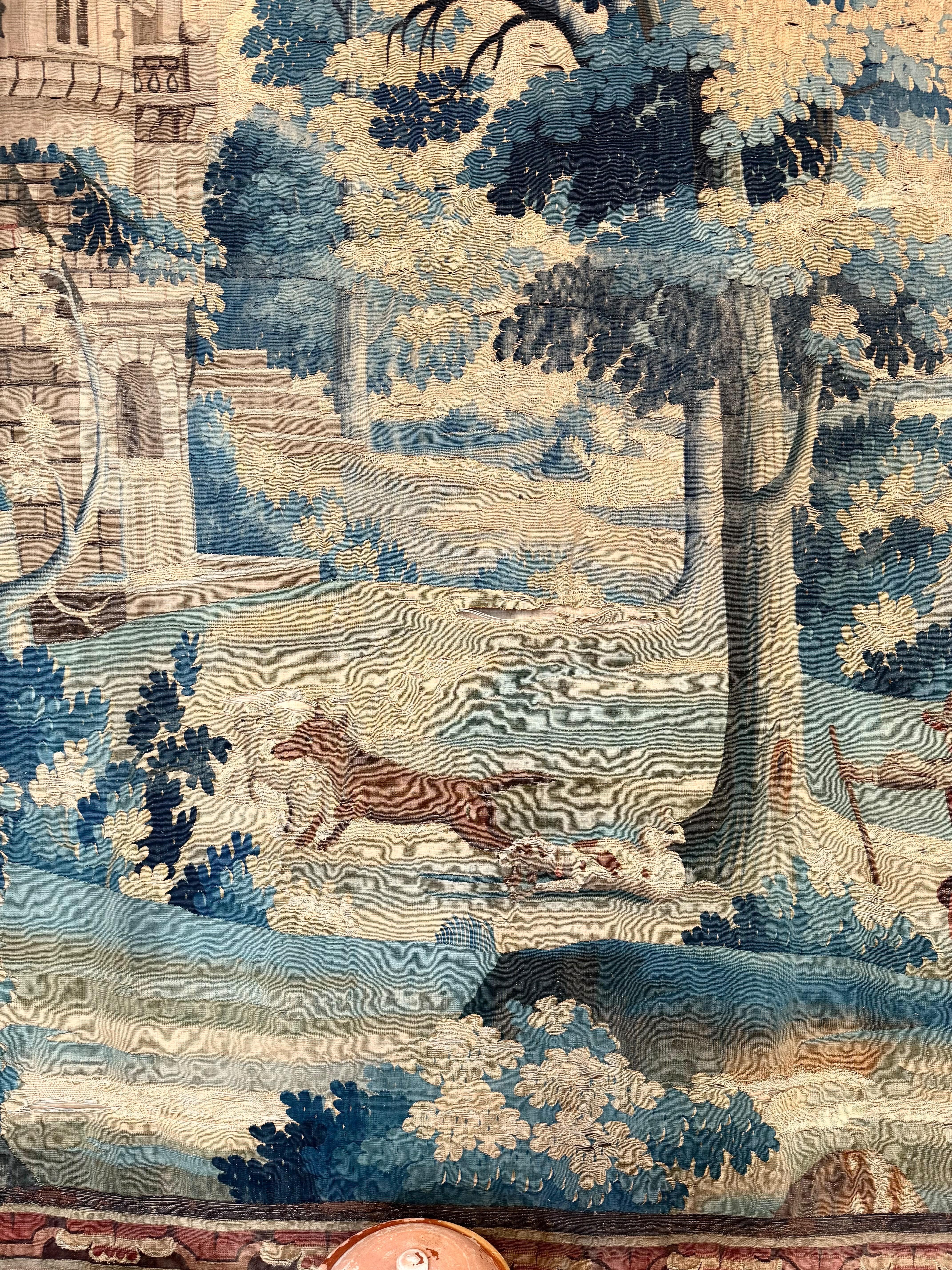 Grande tapisserie en verdure du XVIIIe siècle avec scène pastorale et attaque de loup Bon état - En vente à LA CIOTAT, FR