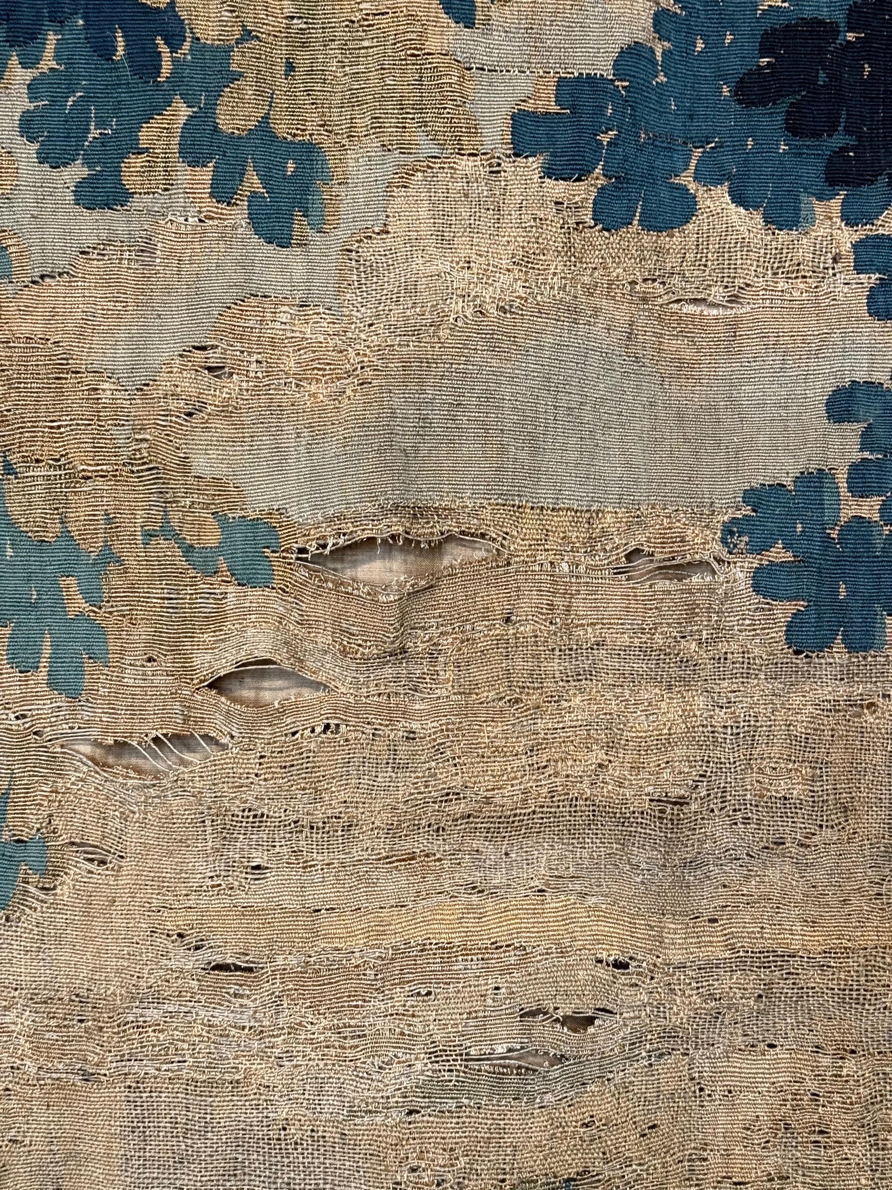 Grande tapisserie en verdure du XVIIIe siècle avec scène pastorale et attaque de loup en vente 1