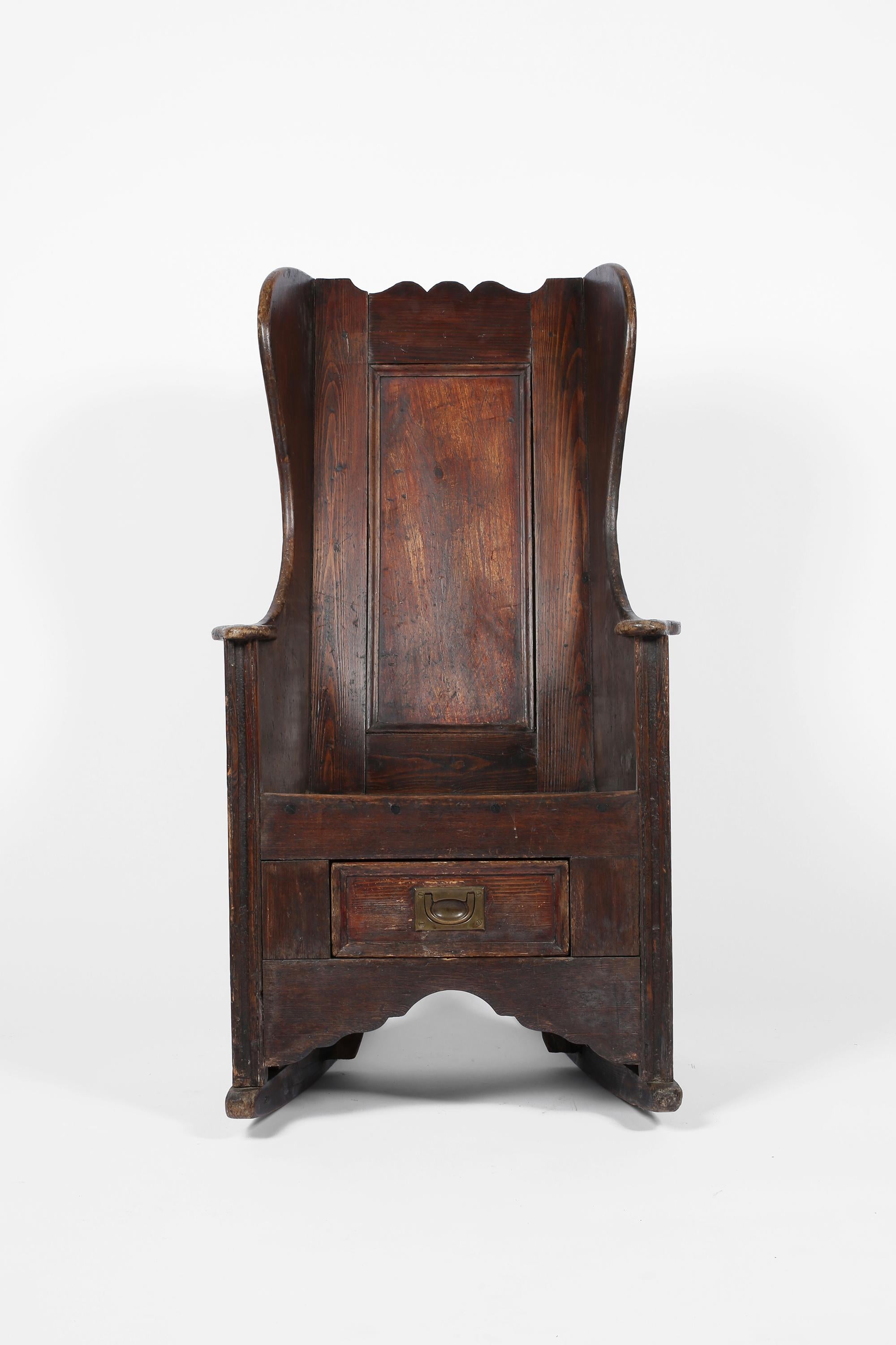 Un bel exemple d'une grande chaise d'agneau vernaculaire du 18e siècle. Originaire de la côte de Fylde et construit à partir d'une combinaison d'orme patiné, de pin et de bois fruitier. Il repose sur sa base à bascule d'origine et le tiroir est doté