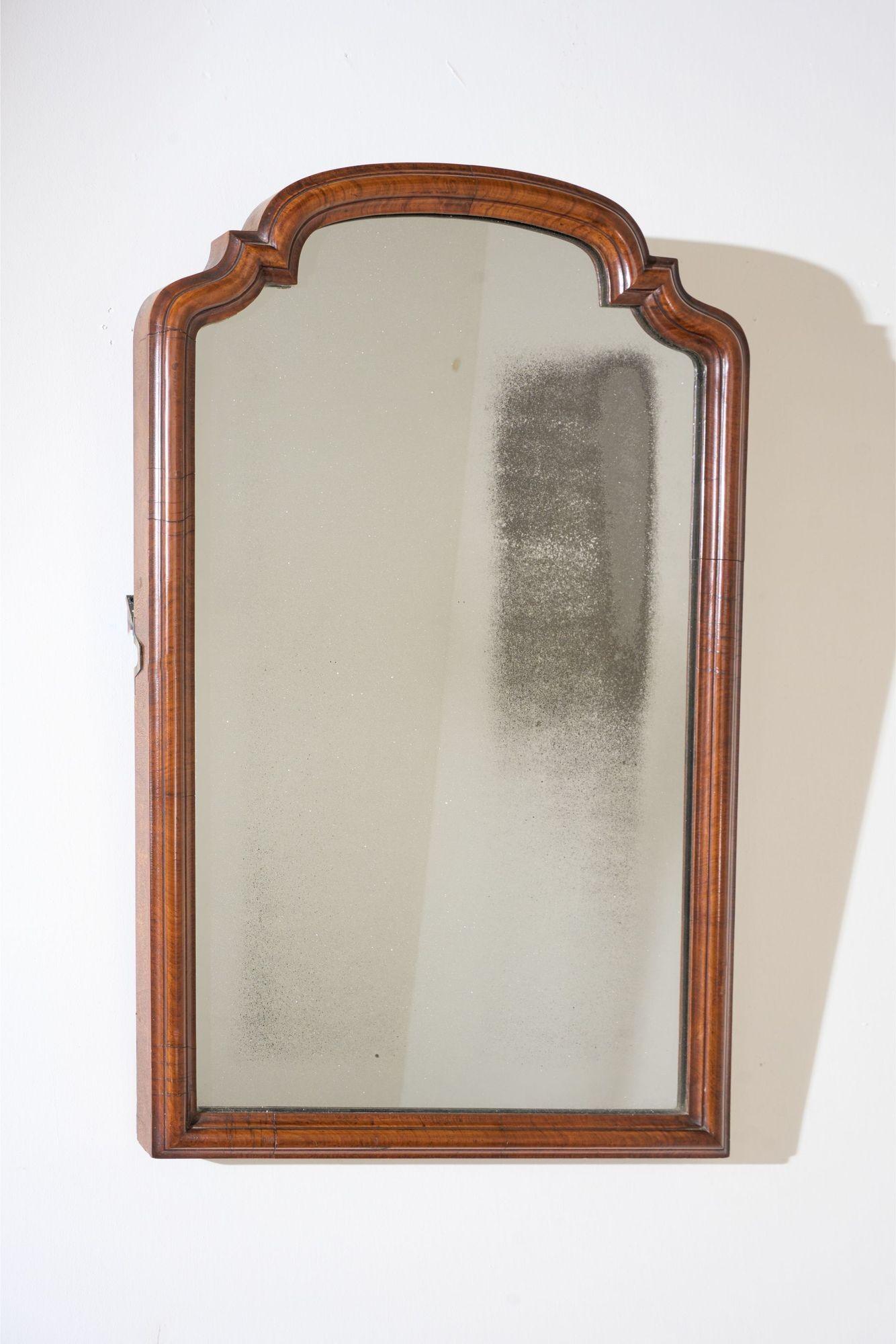 Voici un magnifique miroir mural en noyer du XVIIIe siècle. A l'origine, il s'agissait d'un miroir de courtoisie, mais il est bien mieux sur son support et peut être utilisé sur une table.  le mur. La qualité du cadre est stupéfiante et la patine
