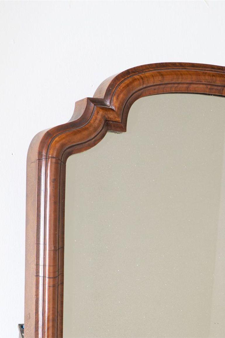 Grand miroir en noyer du 18ème siècle Excellent état - En vente à Malton, GB