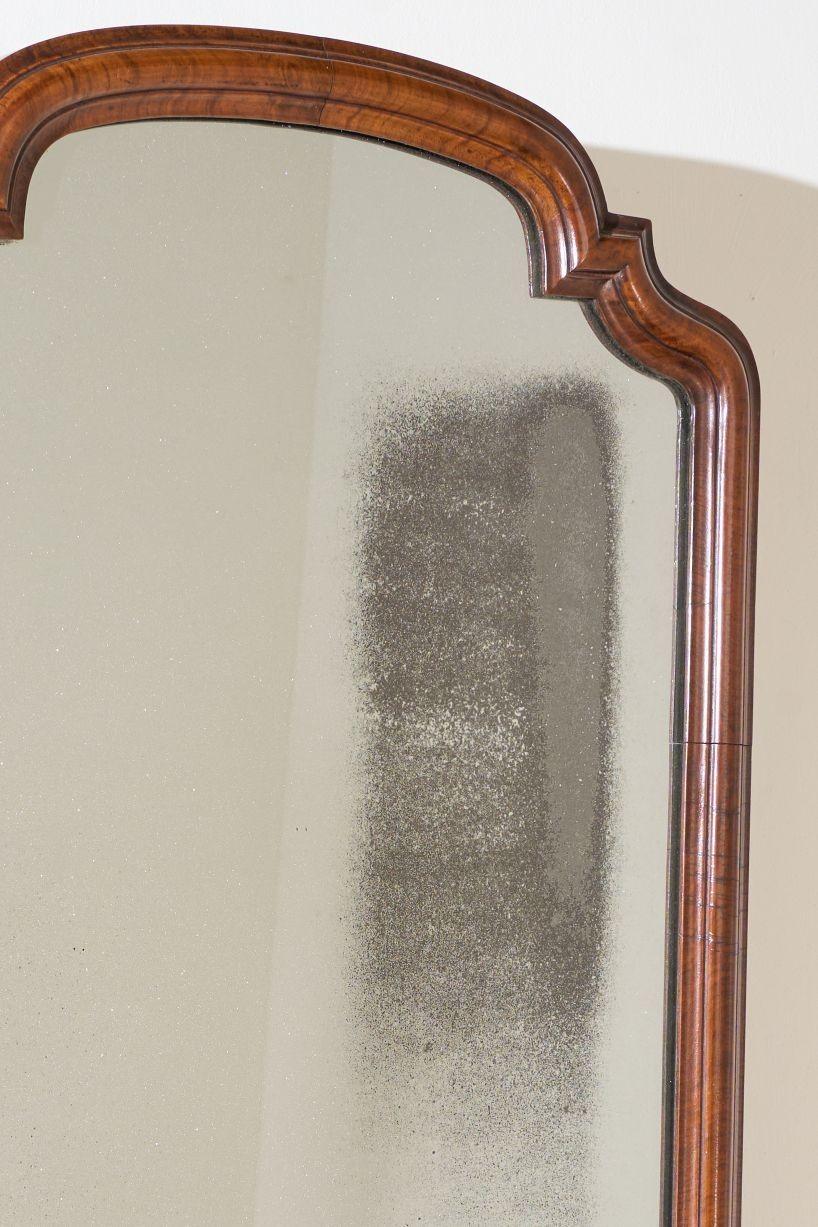 Noyer Grand miroir en noyer du 18ème siècle en vente