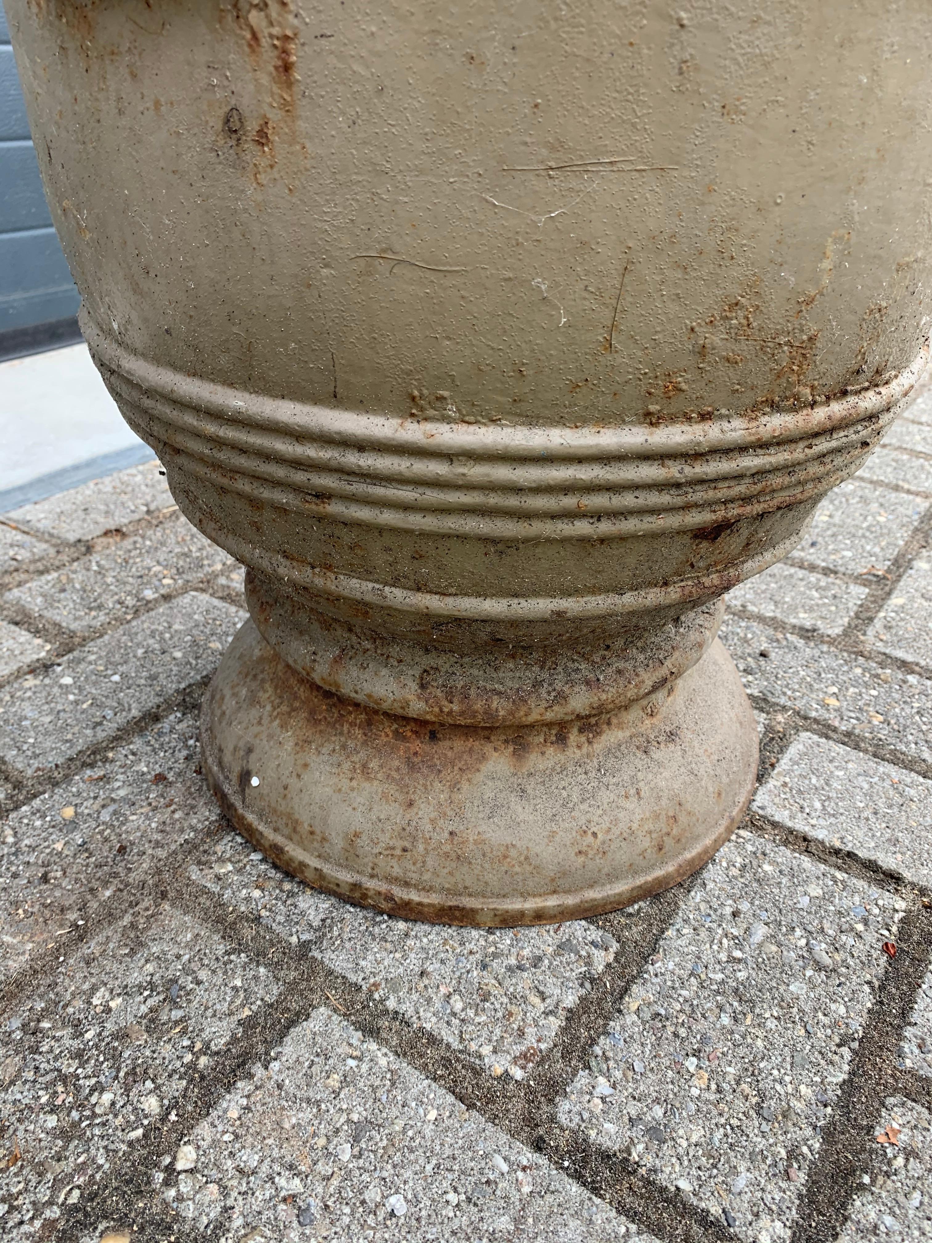 Große antike Gartenvase/Pflanzgefäß/Urne aus Eisen im Anduze-Stil des 18. oder 19. Jahrhunderts im Angebot 4
