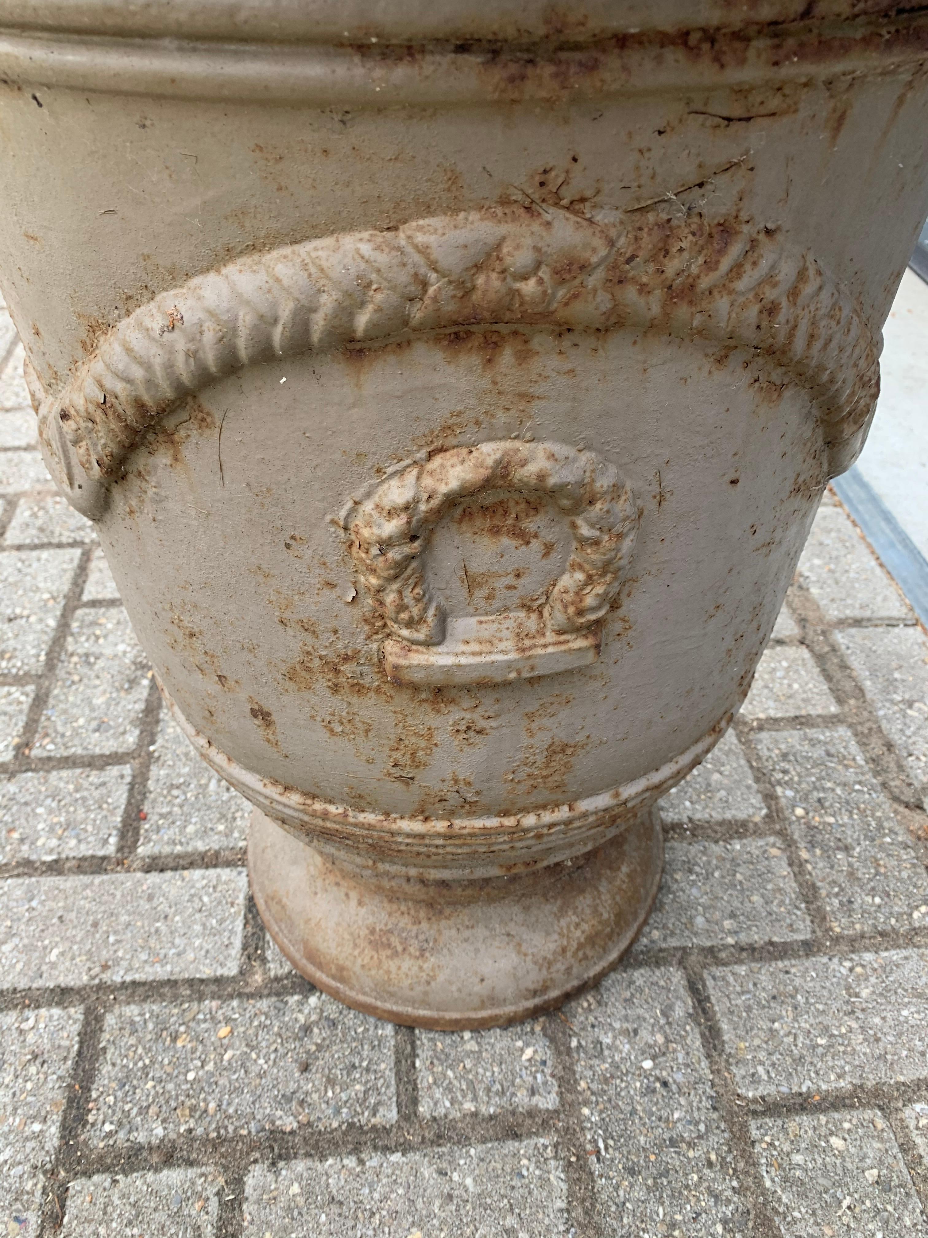 Große antike Gartenvase/Pflanzgefäß/Urne aus Eisen im Anduze-Stil des 18. oder 19. Jahrhunderts im Angebot 8