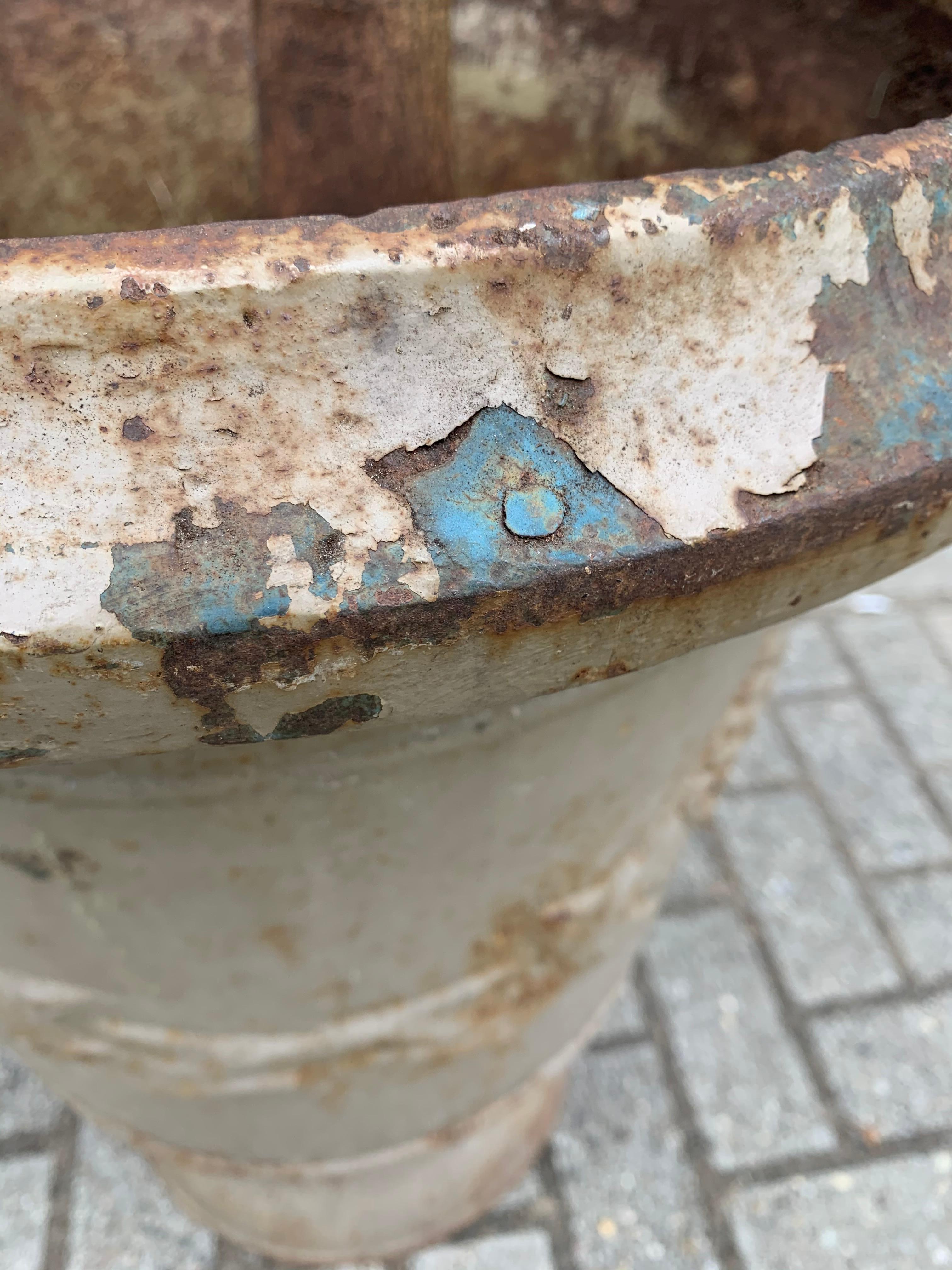 Große antike Gartenvase/Pflanzgefäß/Urne aus Eisen im Anduze-Stil des 18. oder 19. Jahrhunderts (Handbemalt) im Angebot