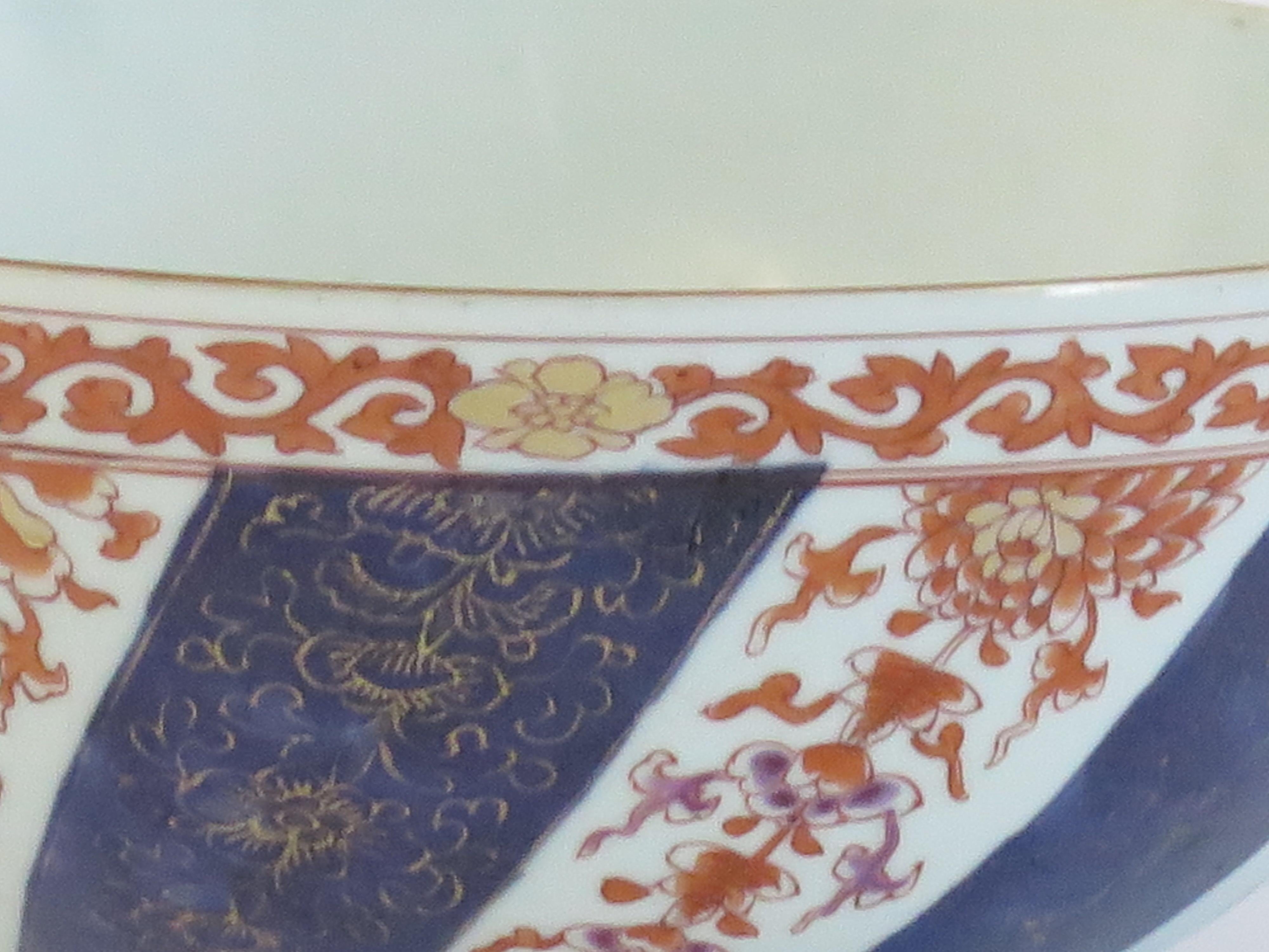 Große chinesische Export-Porzellanschale aus dem 18. Jahrhundert Imari 10,6 Zoll Diamant, Qing um 1770 im Zustand „Gut“ im Angebot in Lincoln, Lincolnshire