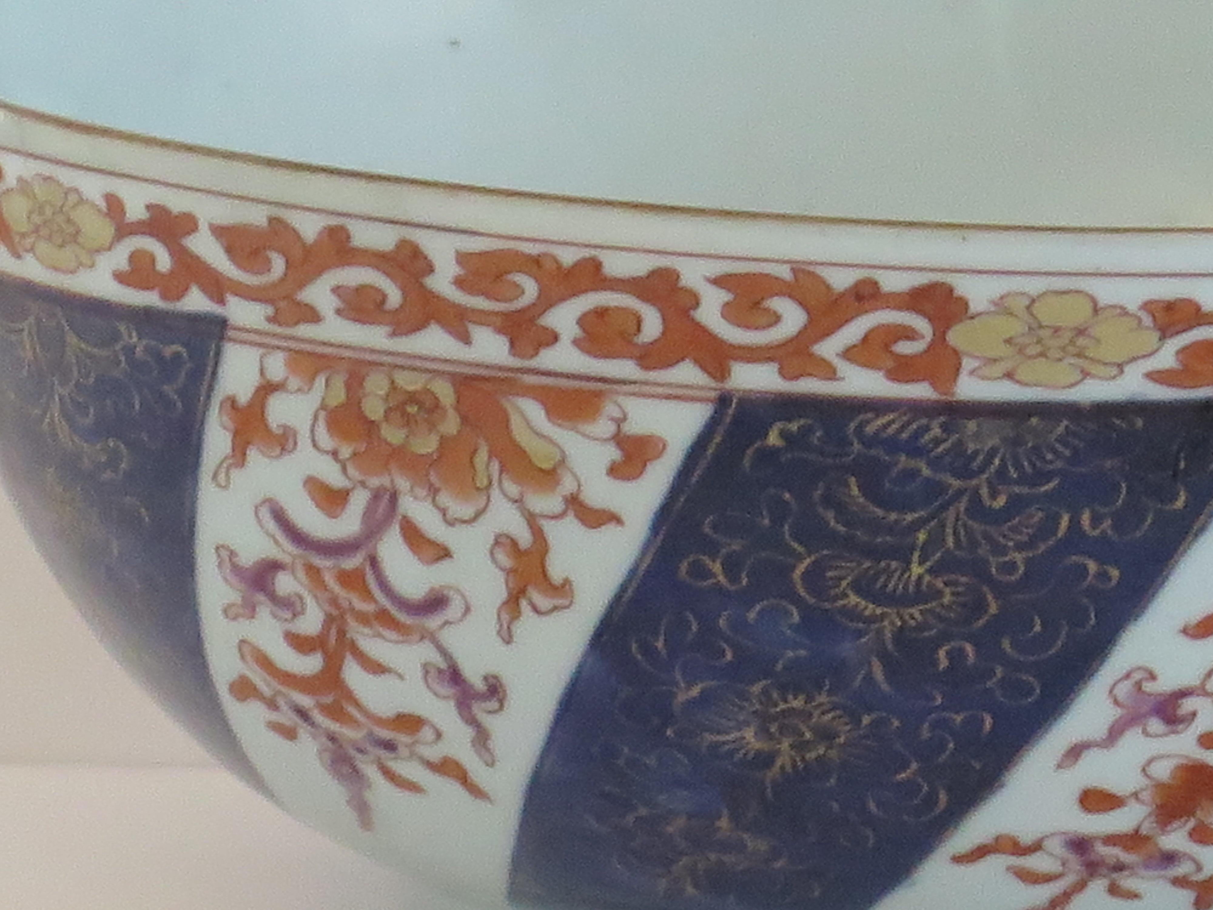 Large 18thC Chinese Export Porcelain Bowl Imari 10.6 inch dia., Qing Circa 1770 For Sale 2