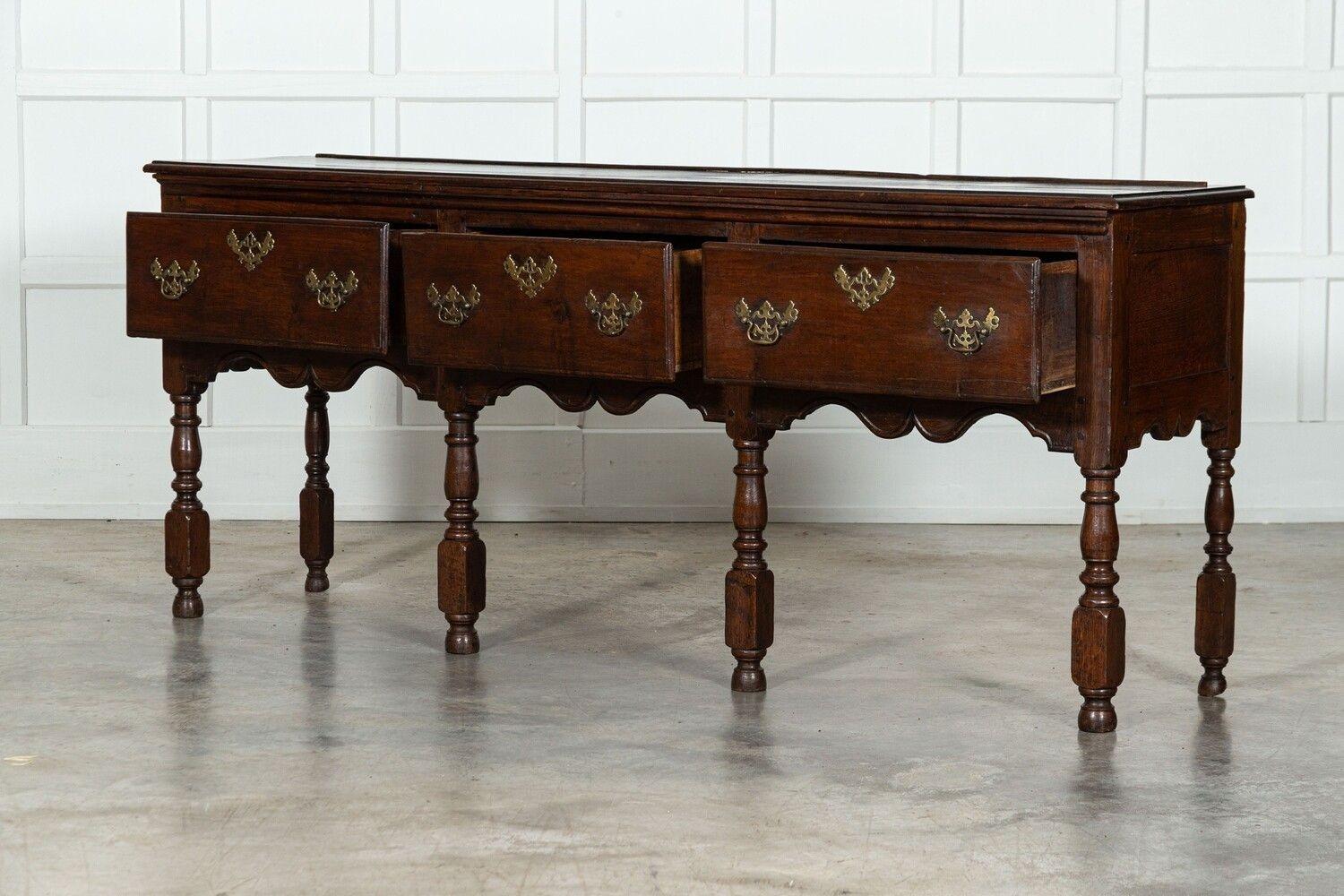 Fino al XVIII secolo Grande cassettone inglese del XVIII secolo in Oak in vendita