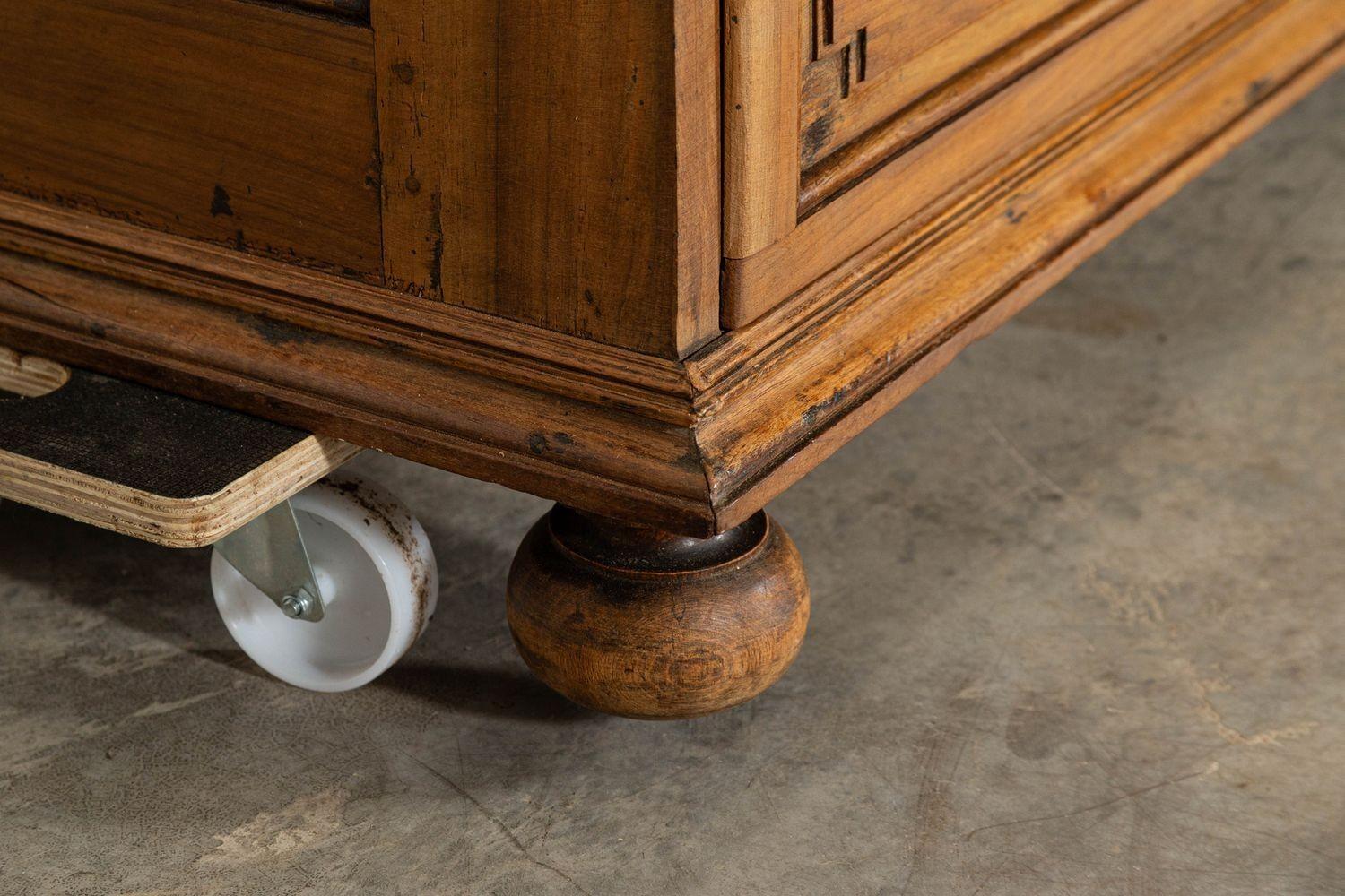 Grande commode francese del XVIII secolo in legno di frutto in vendita 6