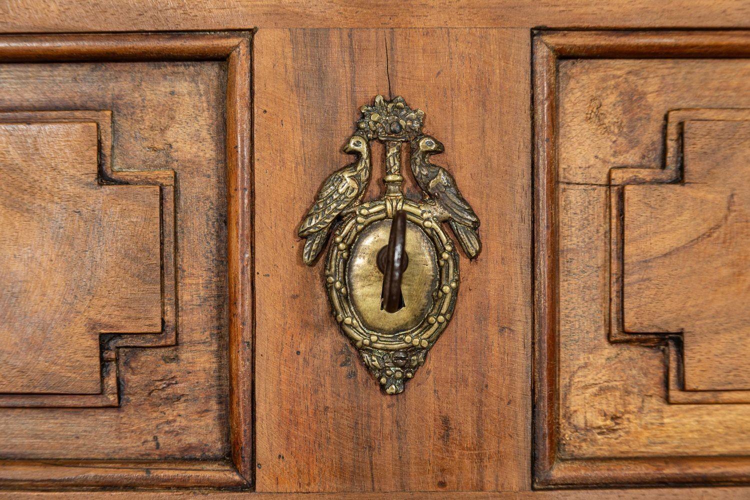 Grande commode francese del XVIII secolo in legno di frutto in vendita 7
