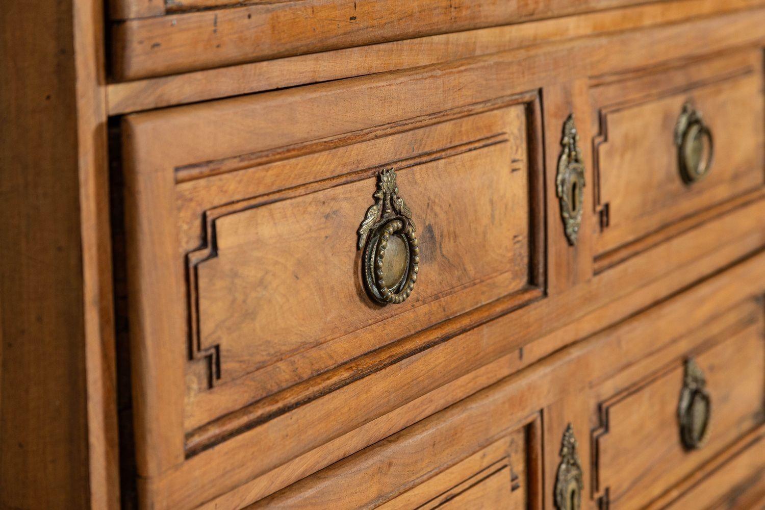 Grande commode francese del XVIII secolo in legno di frutto in vendita 8