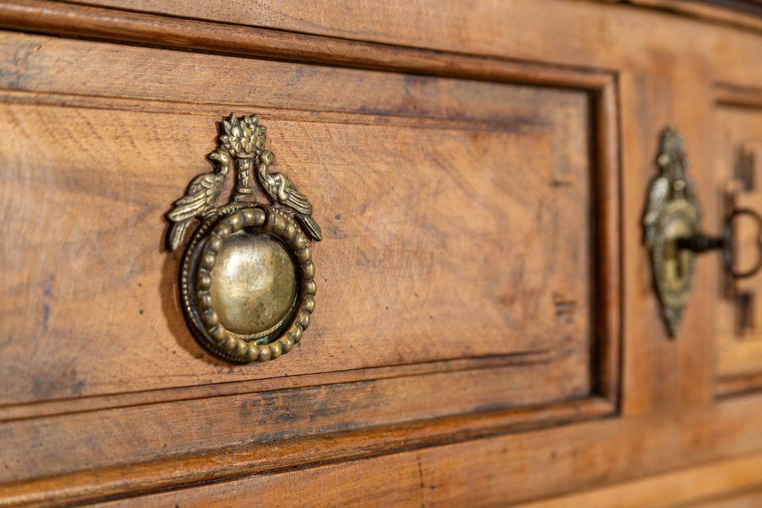 Grande commode francese del XVIII secolo in legno di frutto in vendita 9