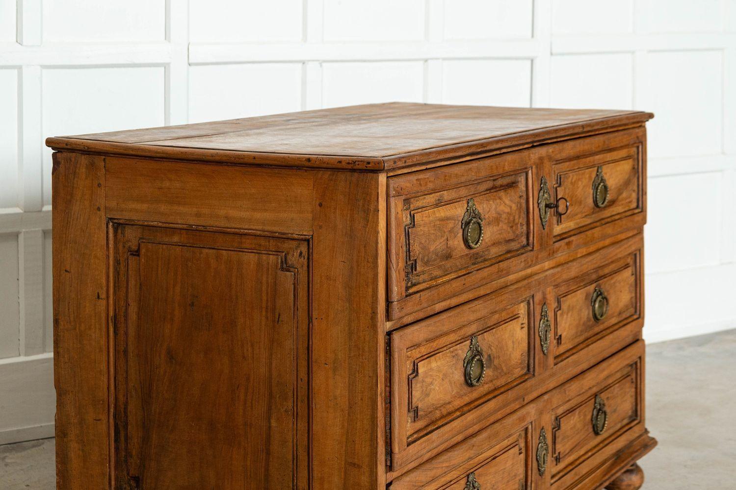 Grande commode francese del XVIII secolo in legno di frutto in vendita 10