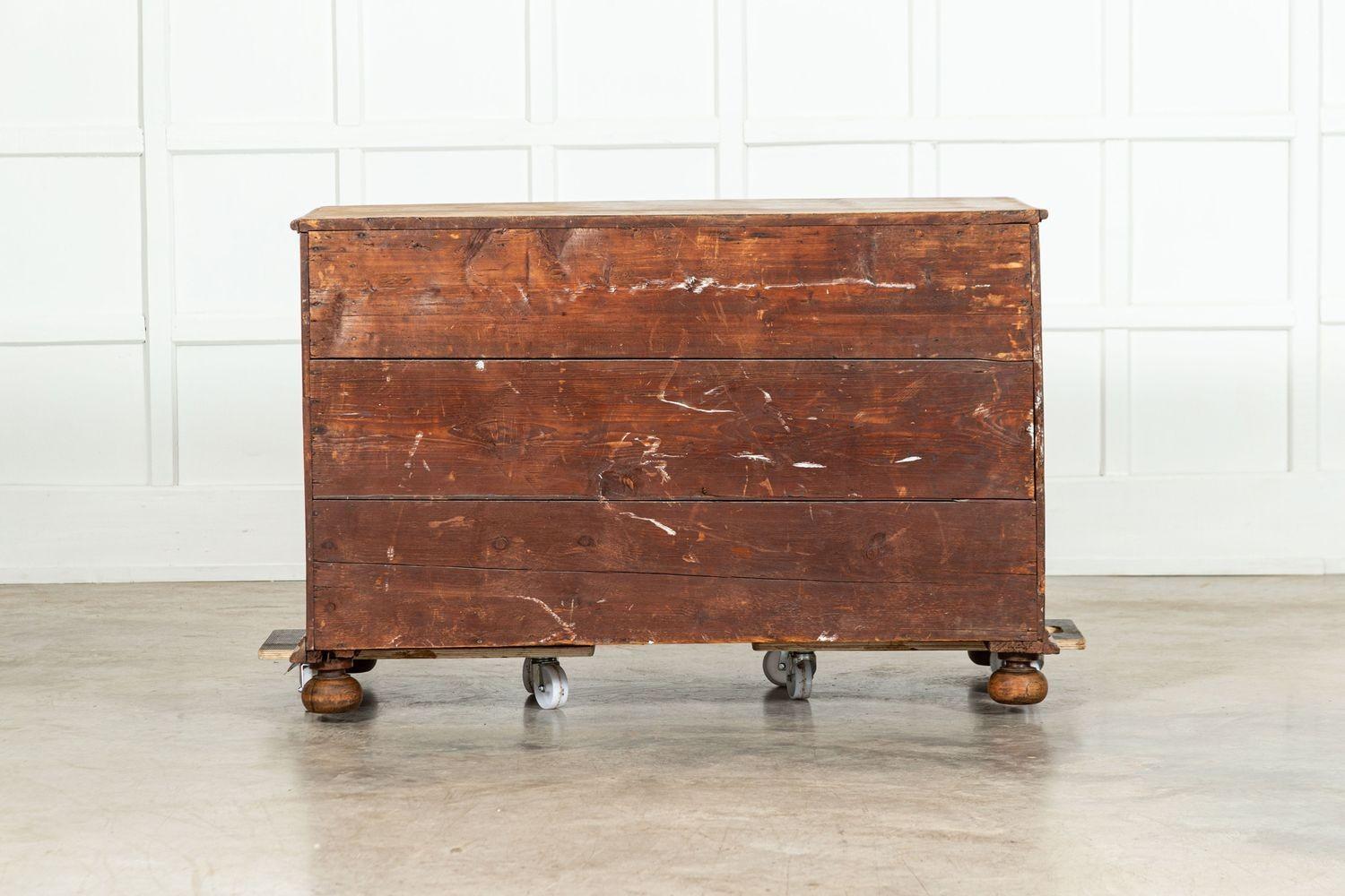 Grande commode francese del XVIII secolo in legno di frutto in vendita 11