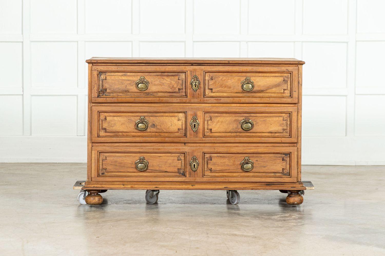 circa 1760
Grande commode francese del XVIII secolo in legno di frutto
sku 1849
W126 x D64 x H75
Peso 80 kg