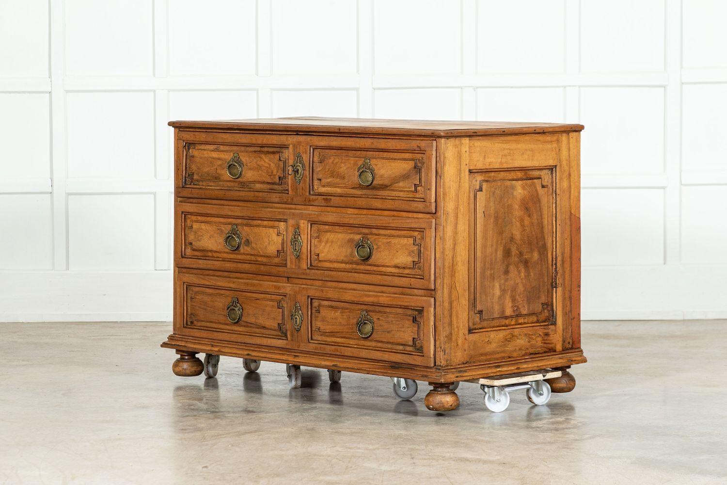 Grande commode francese del XVIII secolo in legno di frutto In condizioni buone in vendita a Staffordshire, GB