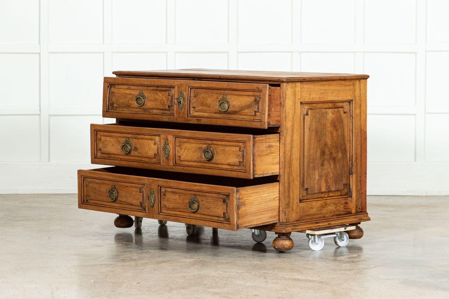 Fino al XVIII secolo Grande commode francese del XVIII secolo in legno di frutto in vendita