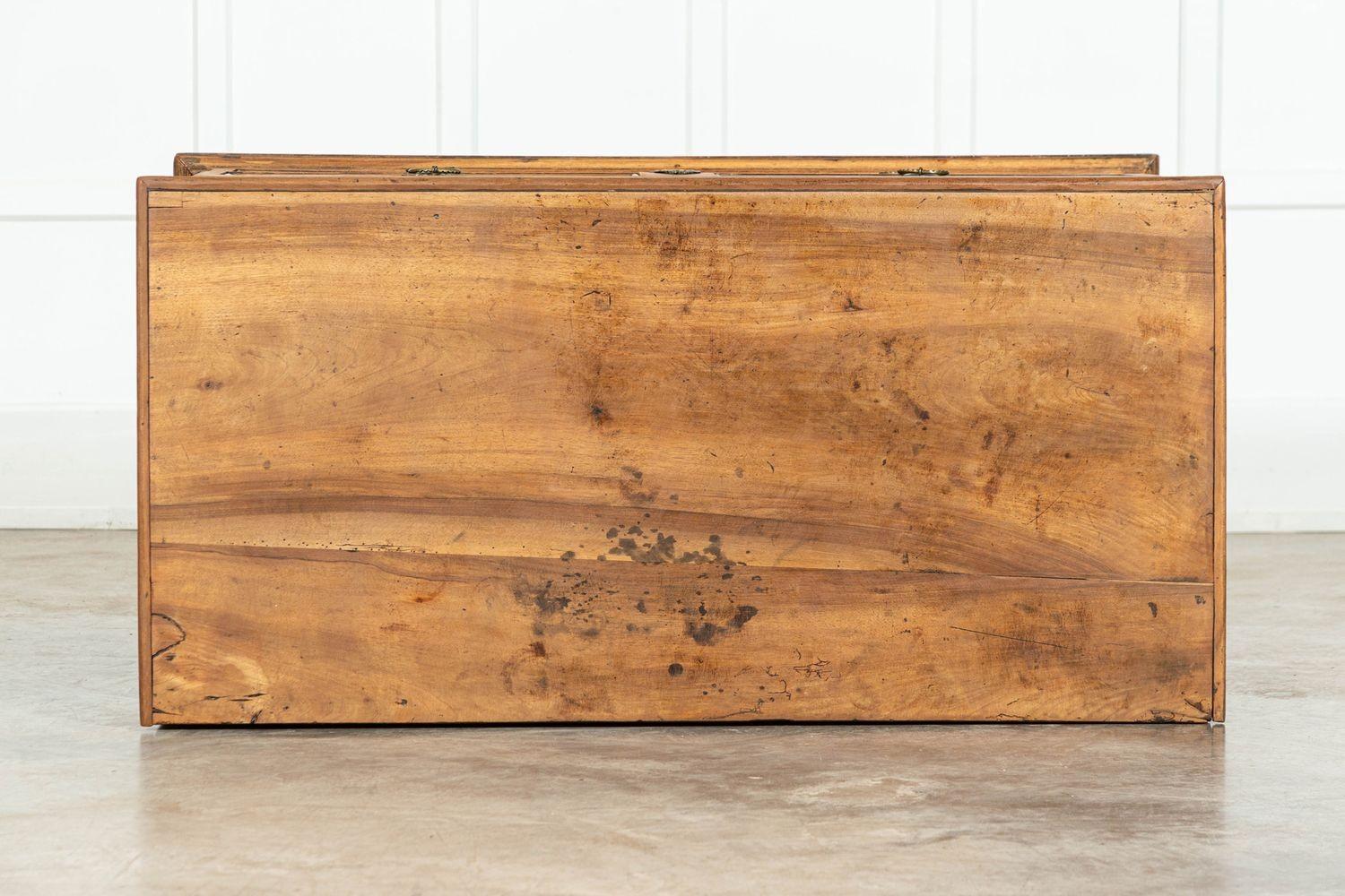 Legno di alberi da frutto Grande commode francese del XVIII secolo in legno di frutto in vendita