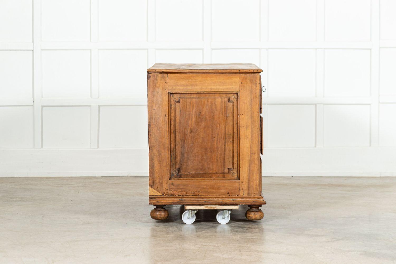 Grande commode francese del XVIII secolo in legno di frutto in vendita 1