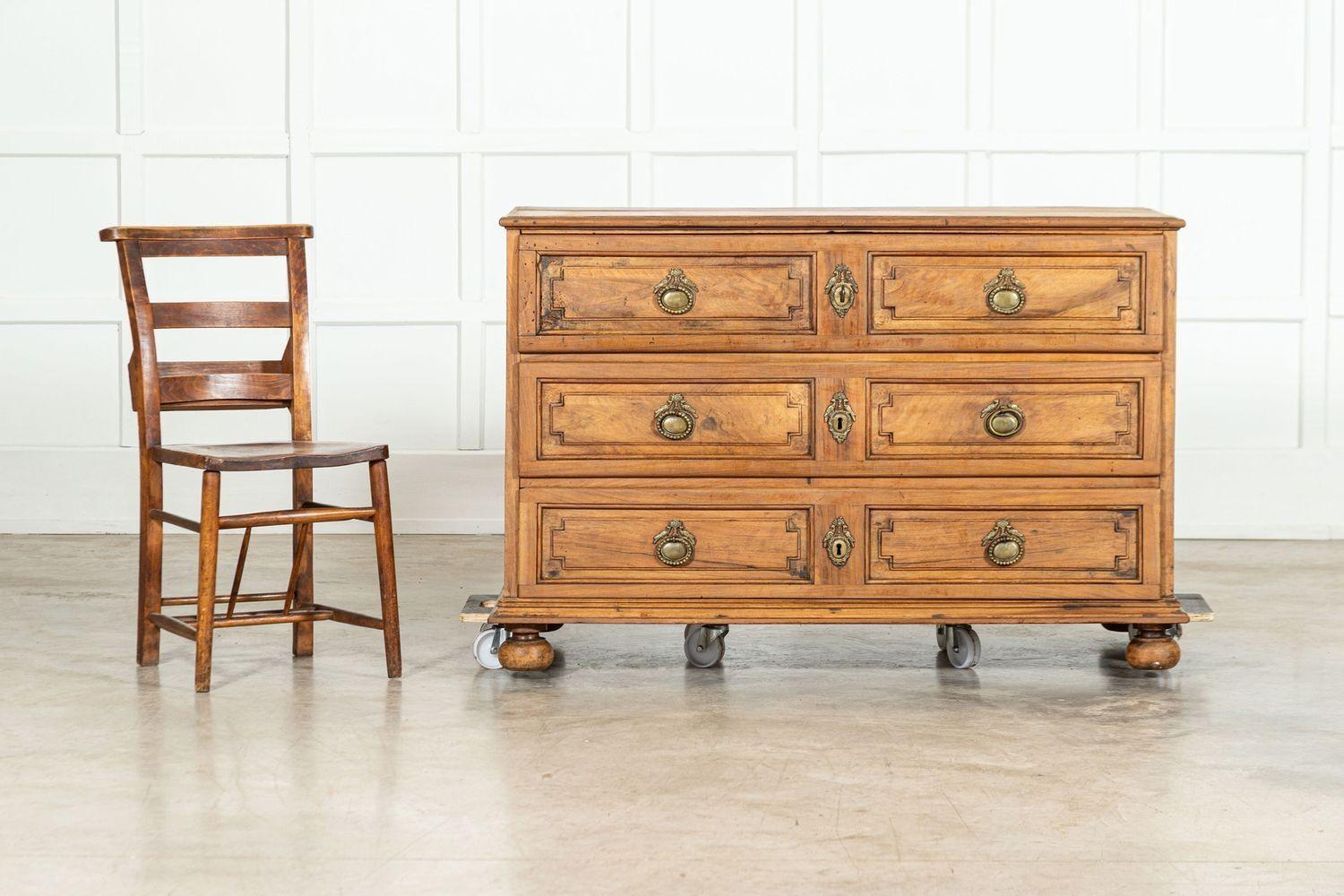 Grande commode francese del XVIII secolo in legno di frutto in vendita 2