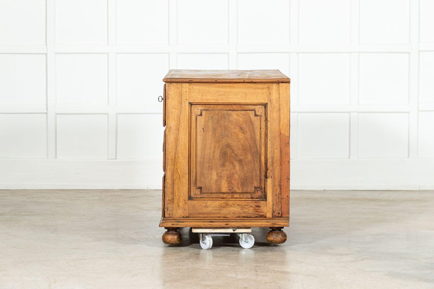 Grande commode francese del XVIII secolo in legno di frutto in vendita 3