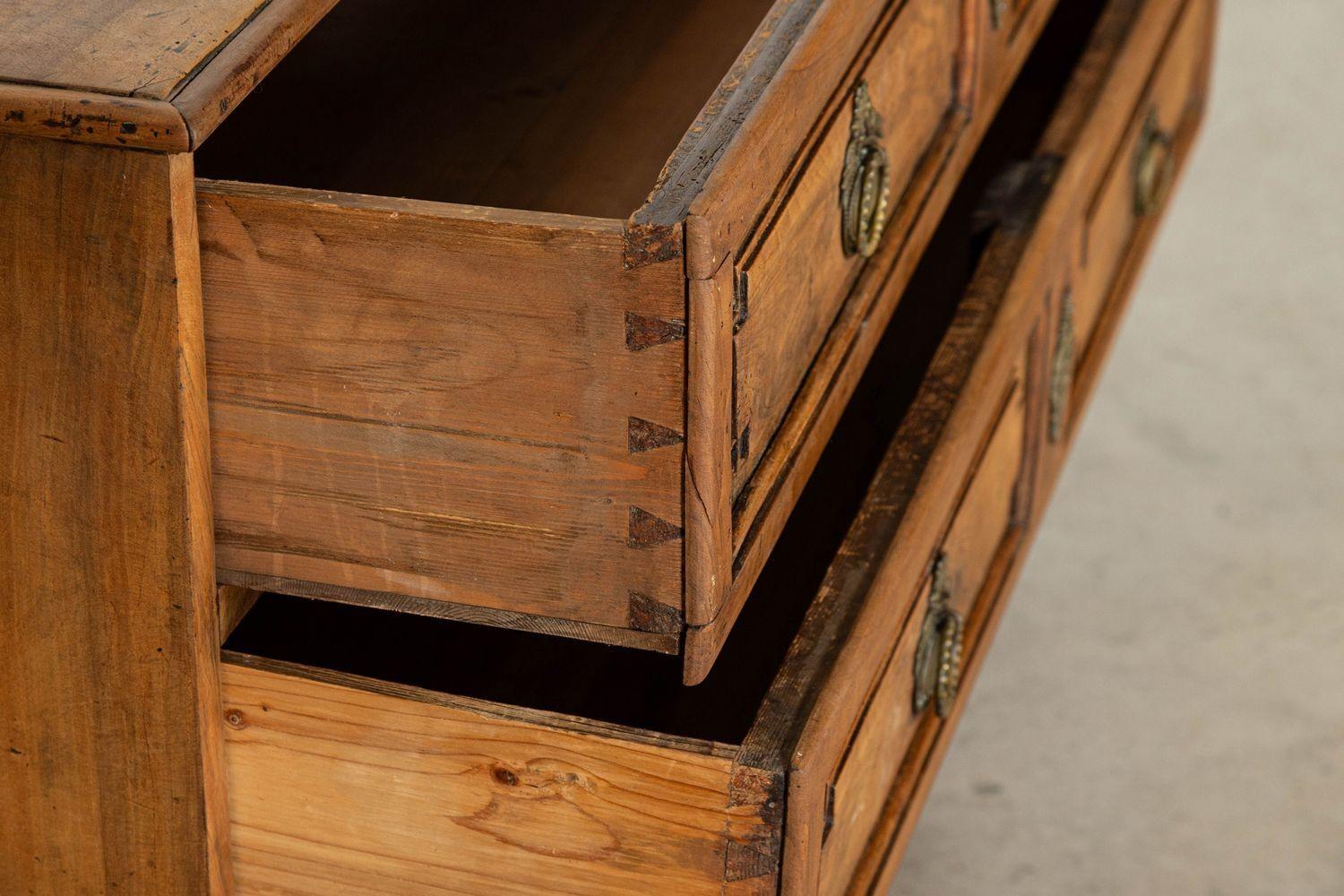 Grande commode francese del XVIII secolo in legno di frutto in vendita 4